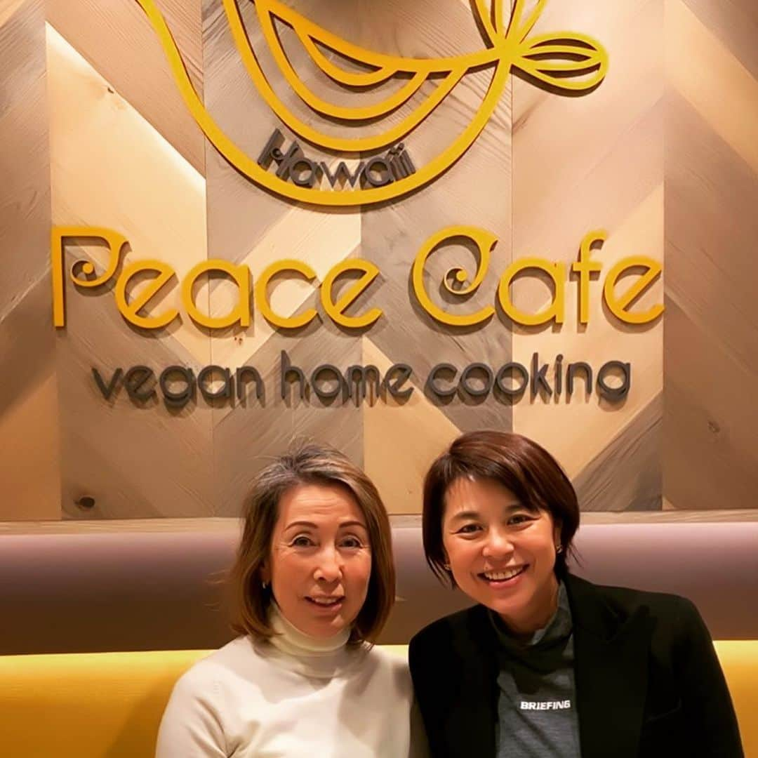 王理惠さんのインスタグラム写真 - (王理惠Instagram)「美知子さんとヴィーガンカレー🍛  大豆ミートのハンバーグ、特有の匂いが全くなくとってもジューシー🤩 スパイスが効いて味わい深いルー🤩 ヴィーガンとか関係なく美味しい😋  東京にも早くできないかな🥰#peacecafe #ヴィーガン#プラントベース#相鉄ジョイナス#横浜#jvegan」11月24日 22時08分 - rieoh19700307