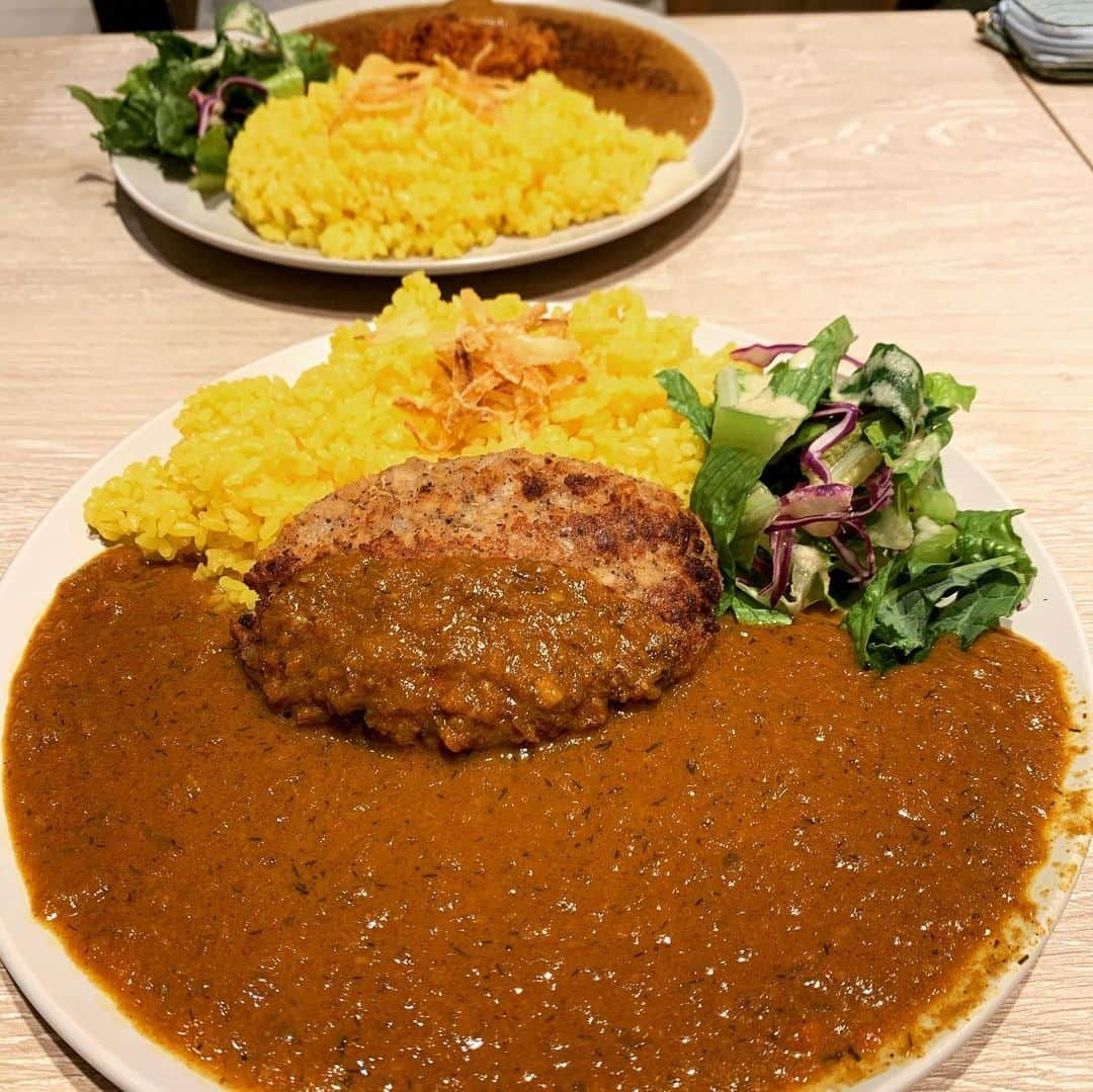 王理惠さんのインスタグラム写真 - (王理惠Instagram)「美知子さんとヴィーガンカレー🍛  大豆ミートのハンバーグ、特有の匂いが全くなくとってもジューシー🤩 スパイスが効いて味わい深いルー🤩 ヴィーガンとか関係なく美味しい😋  東京にも早くできないかな🥰#peacecafe #ヴィーガン#プラントベース#相鉄ジョイナス#横浜#jvegan」11月24日 22時08分 - rieoh19700307