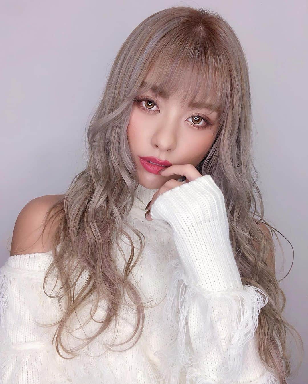 のインスタグラム：「こんばんみっ☺︎💛💚 swipeしてね⇨📸✨ . . 先日hairのメンテナンス💋 @rollen_wiz にて♡ 担当はもちろんそがっち @soga_rollen_gm だよ✂︎✨ . . キツくなりすぎない明るいこのcolorがほんとお気に入り🥺❤️ いつも神colorありがとうございます🙏‼️‼️ ローレン通ってから毎回髪色褒められるんだ😎❤️ そして仕上げは @rollen.haruchan771 🎀 はるちゃんがゆるっとwaveヘアにしてくれたよ😍 いつもありがとうっっ💋💐 . . #rollenwiz 03-6721-1655 📲 . . . #cyberjapan #cjd_naho #cyberjapandancers #NAHO #haircolor #hairstyle #longhair #straighthair #dancer #makeup #hairsalon #ROLLEN #harajuku #hair  #dancer #japanesegirl #beauty #model #撮影 #サイバージャパン #サイバージャパンダンサーズ  #なちぽん #rollenwiz #モデル #美容 #美容室  #ローレン #ヘアカラー #前髪カット #外国人風カラー #newhaircolor」