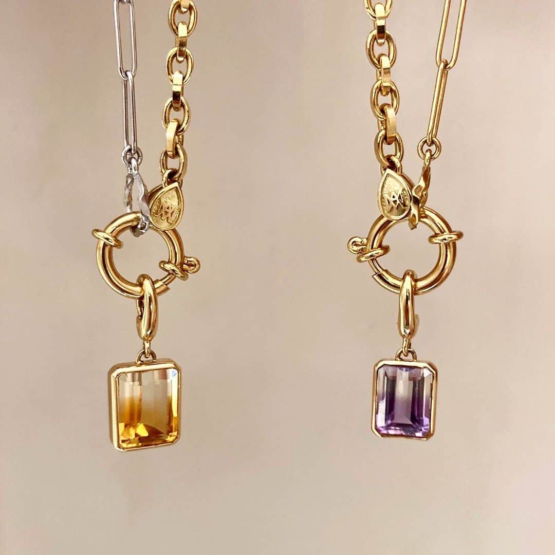 稲木ジョージのインスタグラム：「These bi-color natural quartz reminds me of sunrise at the castle 🏰🔮 And the new custom clasp is looking really 🔥🔥 バイカラー天然クオーツのチャームが、キャッスルで見る日の出を思い出します🌅 こだわり強すぎて、クラスプもオリジナルだし、あえて首前になってもおしゃれになるようにデザインしています🔮 ミラモアのジュエリーは、メッキを一切使わず、18金を使っているのでアレルギーの方にも安心😌」