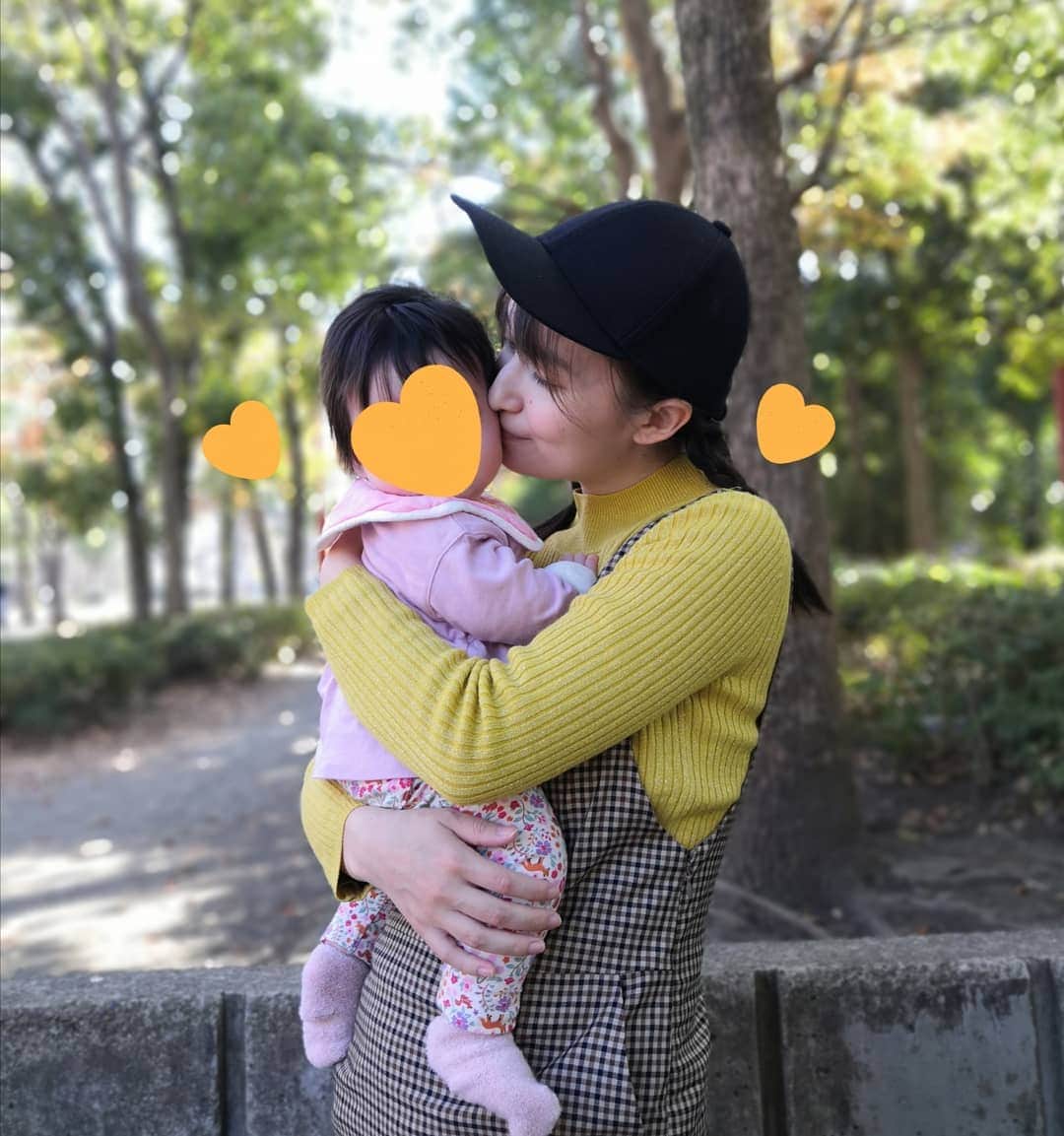 白井珠希のインスタグラム：「* * 少し前のお休みの日に、夫が撮ってくれた1枚📷 ふわっと抱っこしているように見えるね☺️実際は8kgを抱いてるよ🤗 * "THE赤ちゃん"という時期の終わりが、少しずーつ少しずーつ近付いているのを感じる今日この頃。成長はとっても嬉しい。けれども、赤ちゃんな娘と触れ合えなくなってしまうのがなんだか寂しい…。 いつでも好きな月齢の娘に会いに行ける呪文を、誰か教えて〜✡️ * * #2020baby #2020_spring_baby部 #ベビーフォト #instagramjapan #ig_japan #portraitphotography #portrait #0歳児 #mamalife #赤ちゃんのいる生活 #赤ちゃんのいる暮らし #育児記録 #育児 #べビスタグラム #べびすたぐらむ #生後5ヶ月 #親子フォト」
