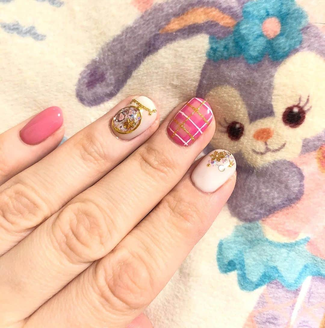 Jenyaのインスタグラム：「新しいネイル💅  #gelnails #マニキュア　#ジェルネイル #クリスマスネイル #クリスマスネイル2020 #ジェルネイル2020 #японскийманикюр #japanesegelnails」