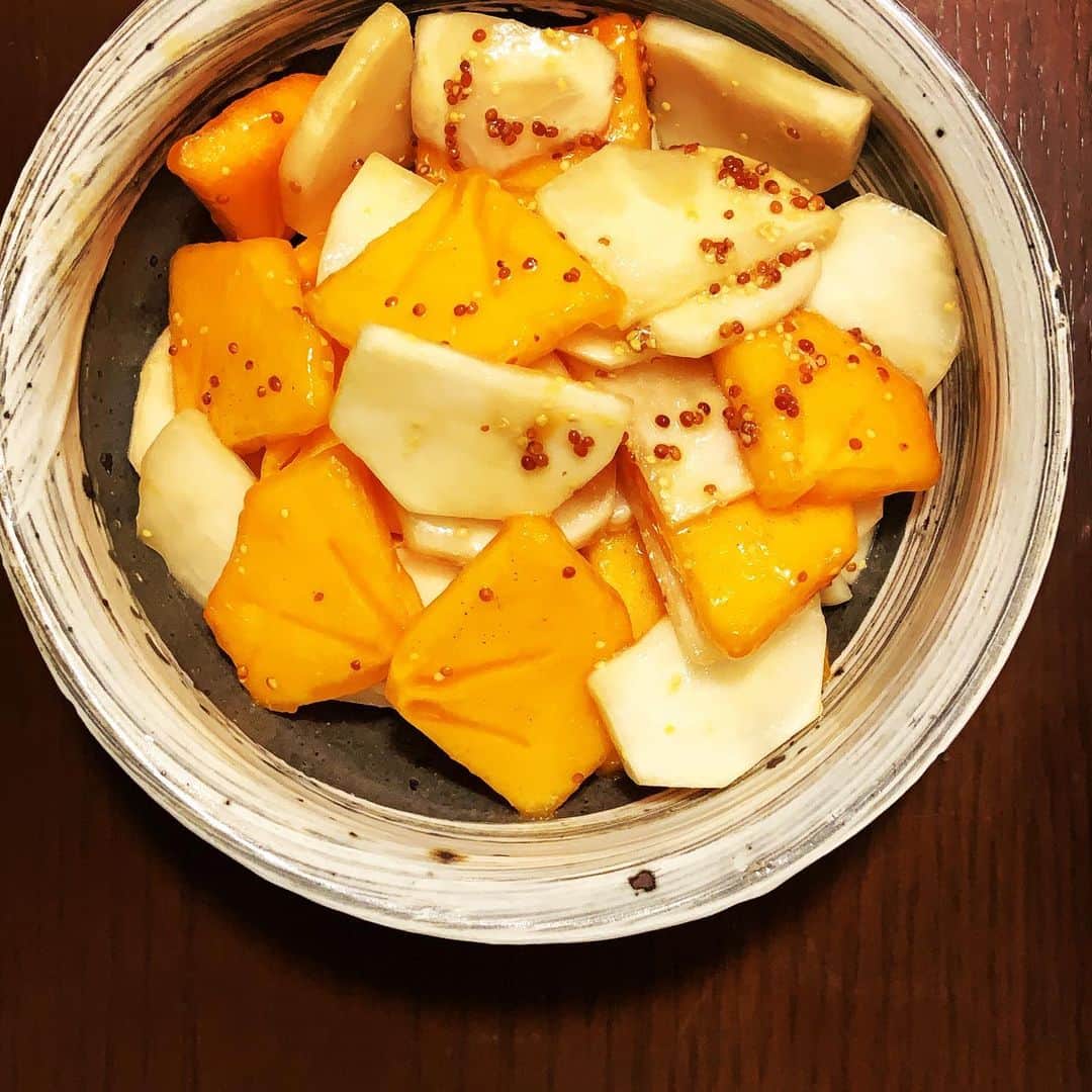 志摩有子さんのインスタグラム写真 - (志摩有子Instagram)「もう一品はかぶと柿の粒マスタード和え。かぶはひと塩して、あとは粒マスタード、醤油、出汁醤油少々、ごま油であえるだけ。甘じょっぱくて後を引く。  #副菜の中」11月24日 22時13分 - ariko418