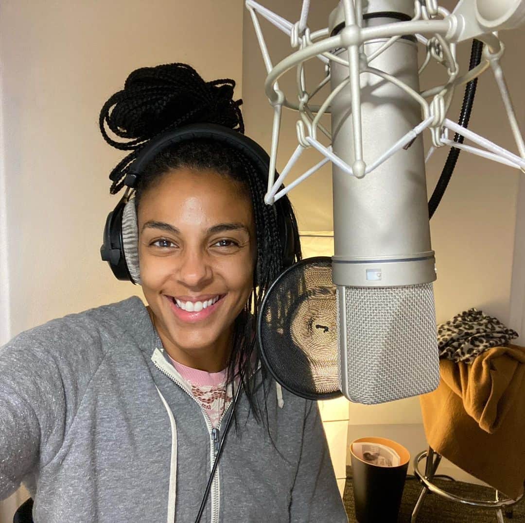 マーシャ・トマソンのインスタグラム：「This is my happy to be back in the studio face! 🎙❤️」