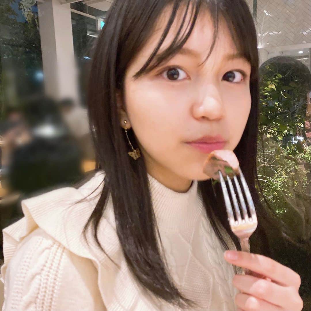 北川花音のインスタグラム：「おいし〜🤤　　﻿ ﻿ 妹が撮ってくれたんだけど、1枚目めちゃボケてる笑﻿ ﻿ #肉料理　#北川花音　#nicola  #ニコラ」