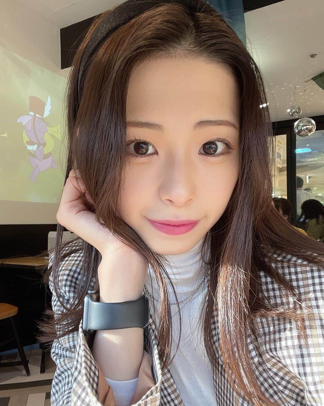 川崎ひかるのインスタグラム：「☀️🤳💕 . . そろそろなんか違う髪色したいな~♥️ みんなはどんな髪色がすきですか🤔 . . . . .  #暗髪 #オリーブカラー #オリーブ #前髪アレンジ #前髪カット #前髪なし #前髪かきあげ #前髪アレンジ #ミディアム #ミディアムヘア #ミディアムアレンジ #ミディアム巻 #韓国ヘア #韓国前髪 #秋メイク #カチューシャ #カチューシャアレンジ #アイドル #われプワ #東京 #japanesegirl #idol #japaneseculture #fff #followforfollowback #like4likes #like4follow #selfie #daily #dailylook #ootd」