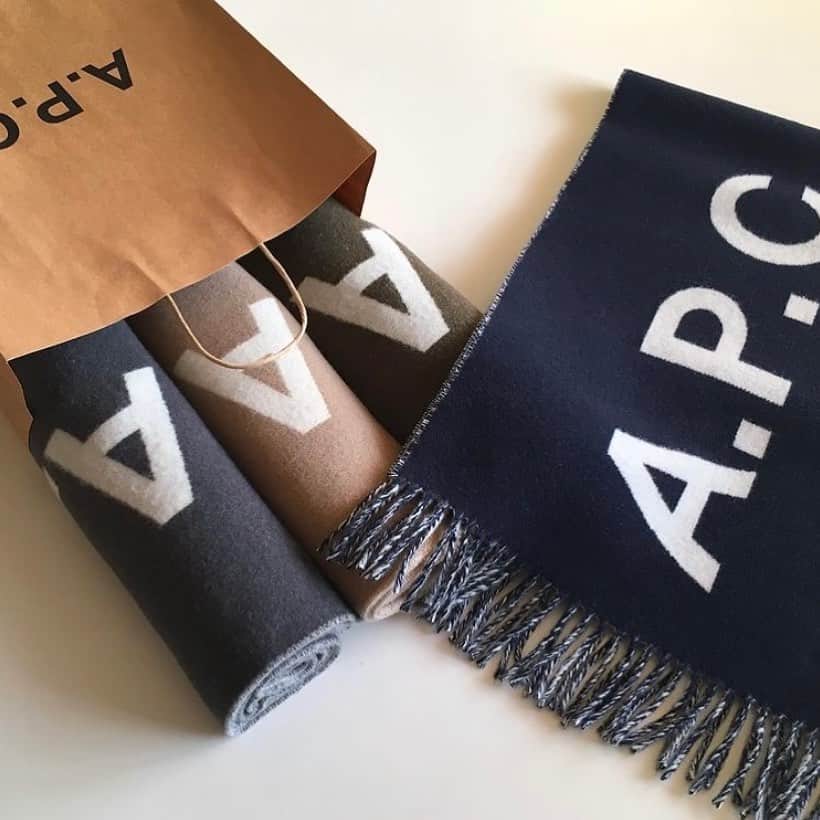 アーペーセーのインスタグラム：「A.P.C. F/W 2020⠀ ⠀ Angèle scarf with A.P.C. Rue Madame logo available in dark navy blue, charcoal gray and camel. ⠀ ⠀ Available in stores and at apc.fr⠀ ⠀ Regram @_imagine._ ⠀ ⠀ #APC #APCFW20 #APCaccessories  #MyAPC」
