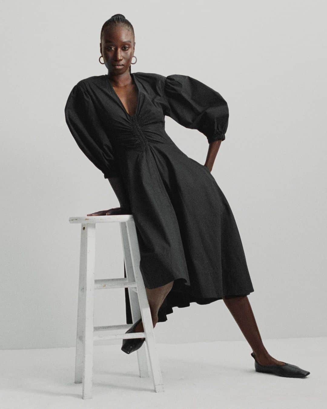 プロエンザスクーラーのインスタグラム：「Lean in Proenza Schouler White Label with @amy_sall, the casual expression of the Proenza Schouler woman Photography @taliachetrit  #proenzaschoulerwhitelabel - Casting @midlandagency Hair @jimmypaulhair  Make Up @raisaflowers  Set @frau.juliawagner」