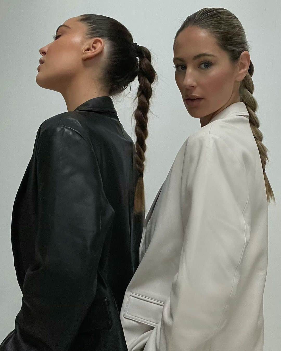 Mathilde Goehlerのインスタグラム：「It’s a yin & yang thing sophiegoehler 🖤🤍」