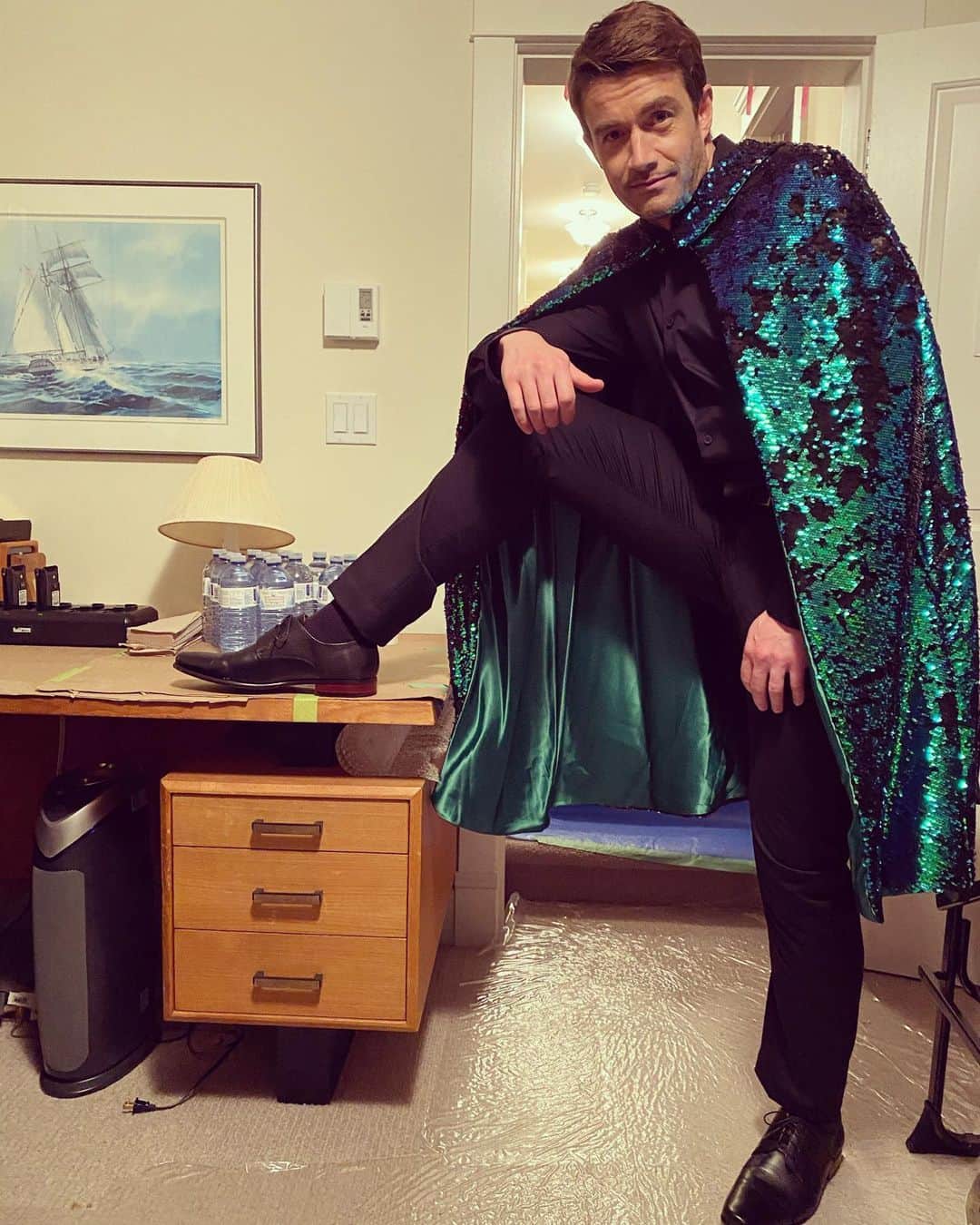 ロバート・バックリーのインスタグラム：「Because nothing says holiday magic like a grown man in a bedazzled cape. Don’t miss The Christmas House, now airing on @hallmarkchannel.」