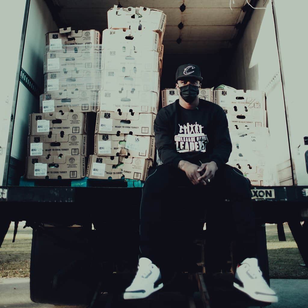 シカゴ・ホワイトソックスのインスタグラム：「That’s our shortstop!   Tim Anderson and @leagueofleaders7 hosted a drive-thru Turkey Drive yesterday, distributing 205 turkeys to Alabama residents.」