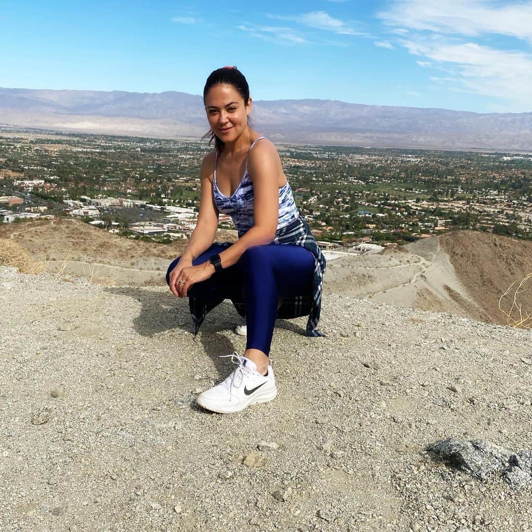 カミーユ・グアティさんのインスタグラム写真 - (カミーユ・グアティInstagram)「As a mom the last thing we think about is time for ourselves!  Self-care is so important but often overlooked. Mom guilt came on strong, but I did it! Ready, set, go... ——— #momlife #motivation #selfcare  #selflove  #hiking #overcome #momguilt  #mentalhealth」11月25日 3時53分 - camilleguaty