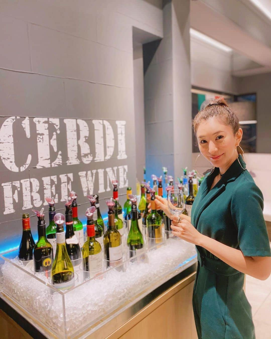 中村江莉香さんのインスタグラム写真 - (中村江莉香Instagram)「#解禁 #米江莉香 🍷🍺🍸 たなーか @arice.in.wonderland と１ヶ月ぶりに‼︎久しぶりに合流☺️💓 今日は#江莉香 お祝いと...#お疲れ様会 をしました🤲✨🍚 そんな宴は#cerdi さん❤️❤️ #ウニボラーナ が有名なお店です💓(たなーか#うに好き ) オープンからお邪魔して語り明かし😂✨ご飯が何より美味...❤️ スタッフさんも、、、イケメンだらけ。笑(ここ重要よ！ww) 語り合い〜❤️涙するたなーか。久しぶりの乾杯🥂🤣 こんな風に#インフルエンサー のお仕事ができるのも彼が居てくれるからです。これからもずっと変わらずマネージャー☺️✨🙏全力love❤️ 今日は#オンラインサロン #えりファミ でサロンライブも出来ました。 少しずつ、、、ちょっとずつ、、、。  美味しいご飯＝幸せ。と、感じた時間でした〜❤️ 今週も頑張りましょましょ💓 #門前仲町イタリアン #東京グルメ #門前仲町グルメ #門前仲町 #ワイン飲み放題 #ワインと飯がおいしいだけのお店 #pr #インフルエンサー #インスタグラマー #美食家 #食べログ百名店 #食べログ高評価 #美味しいご飯 #ブロガー #japanesefood #tokyo2020 #ootd @andyoudressingroom #andyoudressingroom #お洋服 #ご飯会 #美味しいご飯 #食べログ高評価 #サプライズ #米江莉香」11月24日 22時32分 - erica_nakamura