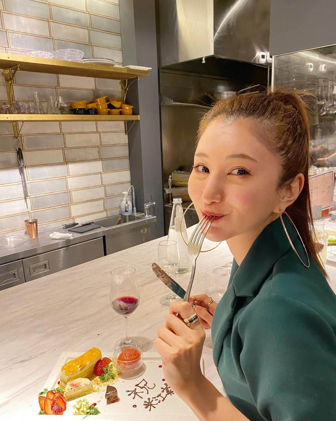 中村江莉香さんのインスタグラム写真 - (中村江莉香Instagram)「#解禁 #米江莉香 🍷🍺🍸 たなーか @arice.in.wonderland と１ヶ月ぶりに‼︎久しぶりに合流☺️💓 今日は#江莉香 お祝いと...#お疲れ様会 をしました🤲✨🍚 そんな宴は#cerdi さん❤️❤️ #ウニボラーナ が有名なお店です💓(たなーか#うに好き ) オープンからお邪魔して語り明かし😂✨ご飯が何より美味...❤️ スタッフさんも、、、イケメンだらけ。笑(ここ重要よ！ww) 語り合い〜❤️涙するたなーか。久しぶりの乾杯🥂🤣 こんな風に#インフルエンサー のお仕事ができるのも彼が居てくれるからです。これからもずっと変わらずマネージャー☺️✨🙏全力love❤️ 今日は#オンラインサロン #えりファミ でサロンライブも出来ました。 少しずつ、、、ちょっとずつ、、、。  美味しいご飯＝幸せ。と、感じた時間でした〜❤️ 今週も頑張りましょましょ💓 #門前仲町イタリアン #東京グルメ #門前仲町グルメ #門前仲町 #ワイン飲み放題 #ワインと飯がおいしいだけのお店 #pr #インフルエンサー #インスタグラマー #美食家 #食べログ百名店 #食べログ高評価 #美味しいご飯 #ブロガー #japanesefood #tokyo2020 #ootd @andyoudressingroom #andyoudressingroom #お洋服 #ご飯会 #美味しいご飯 #食べログ高評価 #サプライズ #米江莉香」11月24日 22時32分 - erica_nakamura