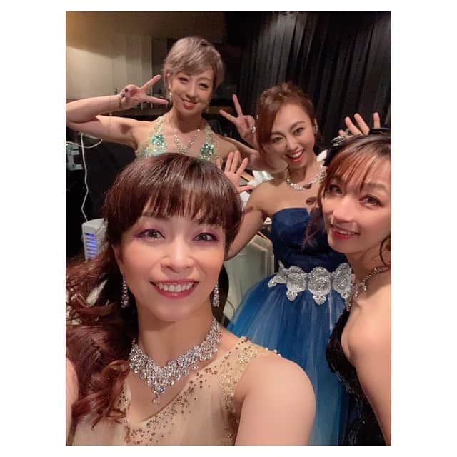 谷口あかりさんのインスタグラム写真 - (谷口あかりInstagram)「﻿ ﻿ ﻿ ✨木村花代 BIRTHDAY LIVE✨﻿  &﻿  🌸🌼花の祭典 2🌼🌸﻿ ﻿ ﻿ ﻿ はなさんおめでとうございます❤❤﻿ @hanayokimura_official﻿ ﻿ ﻿ ﻿ みなさま﻿ ご来場﻿ そして﻿ 配信での観劇﻿ ありがとうございました！﻿ ﻿ ﻿ ﻿ ほんとに幸せな時間！﻿ ﻿ ﻿ ﻿ みんなの笑顔がみれて﻿ 本当に沢山パワーもらって﻿ ﻿ ﻿ 大好きで尊敬している﻿ 花さん﻿ 麻美さんと﻿ それぞれデュエットさせて頂けて﻿ ﻿ ﻿ あの曲を﻿ おぐさん @ogu.room﻿ みーちゃん @mieko781024﻿ とトリオで歌えて❤❤﻿ ﻿ ﻿ 花さんへの﻿ ブーケのサプライズも成功して❤﻿ んふふ❤﻿ ﻿ ﻿ 色んなことがあるけど﻿ やっぱりつきつめて行ったら﻿ ﻿ ﻿ まわりもら﻿ 自分も﻿ 笑顔がいい。﻿ ﻿ ﻿ 一緒に笑っていられる﻿ この先の時間のために﻿ 頑張ろうって思えた時間でした❤﻿ ﻿ ﻿ ﻿ Smile with ME❤﻿ ﻿ ﻿ ﻿ #花の祭典 #誕生日 #木村花代 #樋口麻美 #大口朋子 #斉藤美絵子 #谷口あかり  #コンサート #音楽のある生活 #ヘアメイク #ドレス #ファッション﻿  #tokyo #japan  #Smile #モデル #model  #ポートレートモデル  #instaportrait  #instapic #インフルエンサー  #インスタグラマー  #influencer #サロンモデル  #instagrammer #女優 #劇団四季 #ミュージカル」11月24日 22時33分 - akari.taniguchi