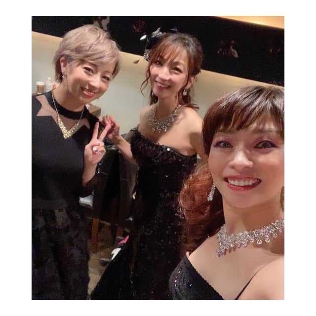 谷口あかりさんのインスタグラム写真 - (谷口あかりInstagram)「﻿ ﻿ ﻿ ✨木村花代 BIRTHDAY LIVE✨﻿  &﻿  🌸🌼花の祭典 2🌼🌸﻿ ﻿ ﻿ ﻿ はなさんおめでとうございます❤❤﻿ @hanayokimura_official﻿ ﻿ ﻿ ﻿ みなさま﻿ ご来場﻿ そして﻿ 配信での観劇﻿ ありがとうございました！﻿ ﻿ ﻿ ﻿ ほんとに幸せな時間！﻿ ﻿ ﻿ ﻿ みんなの笑顔がみれて﻿ 本当に沢山パワーもらって﻿ ﻿ ﻿ 大好きで尊敬している﻿ 花さん﻿ 麻美さんと﻿ それぞれデュエットさせて頂けて﻿ ﻿ ﻿ あの曲を﻿ おぐさん @ogu.room﻿ みーちゃん @mieko781024﻿ とトリオで歌えて❤❤﻿ ﻿ ﻿ 花さんへの﻿ ブーケのサプライズも成功して❤﻿ んふふ❤﻿ ﻿ ﻿ 色んなことがあるけど﻿ やっぱりつきつめて行ったら﻿ ﻿ ﻿ まわりもら﻿ 自分も﻿ 笑顔がいい。﻿ ﻿ ﻿ 一緒に笑っていられる﻿ この先の時間のために﻿ 頑張ろうって思えた時間でした❤﻿ ﻿ ﻿ ﻿ Smile with ME❤﻿ ﻿ ﻿ ﻿ #花の祭典 #誕生日 #木村花代 #樋口麻美 #大口朋子 #斉藤美絵子 #谷口あかり  #コンサート #音楽のある生活 #ヘアメイク #ドレス #ファッション﻿  #tokyo #japan  #Smile #モデル #model  #ポートレートモデル  #instaportrait  #instapic #インフルエンサー  #インスタグラマー  #influencer #サロンモデル  #instagrammer #女優 #劇団四季 #ミュージカル」11月24日 22時33分 - akari.taniguchi