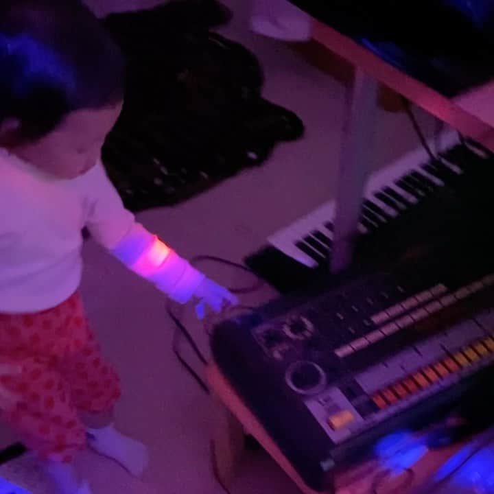 オカモトレイジのインスタグラム：「Baby playing original 808...😨 I'm not educating anything...seriously...  何も教えてないのに勝手に演奏して踊ってた、、、 #2歳児 #2yearsold」