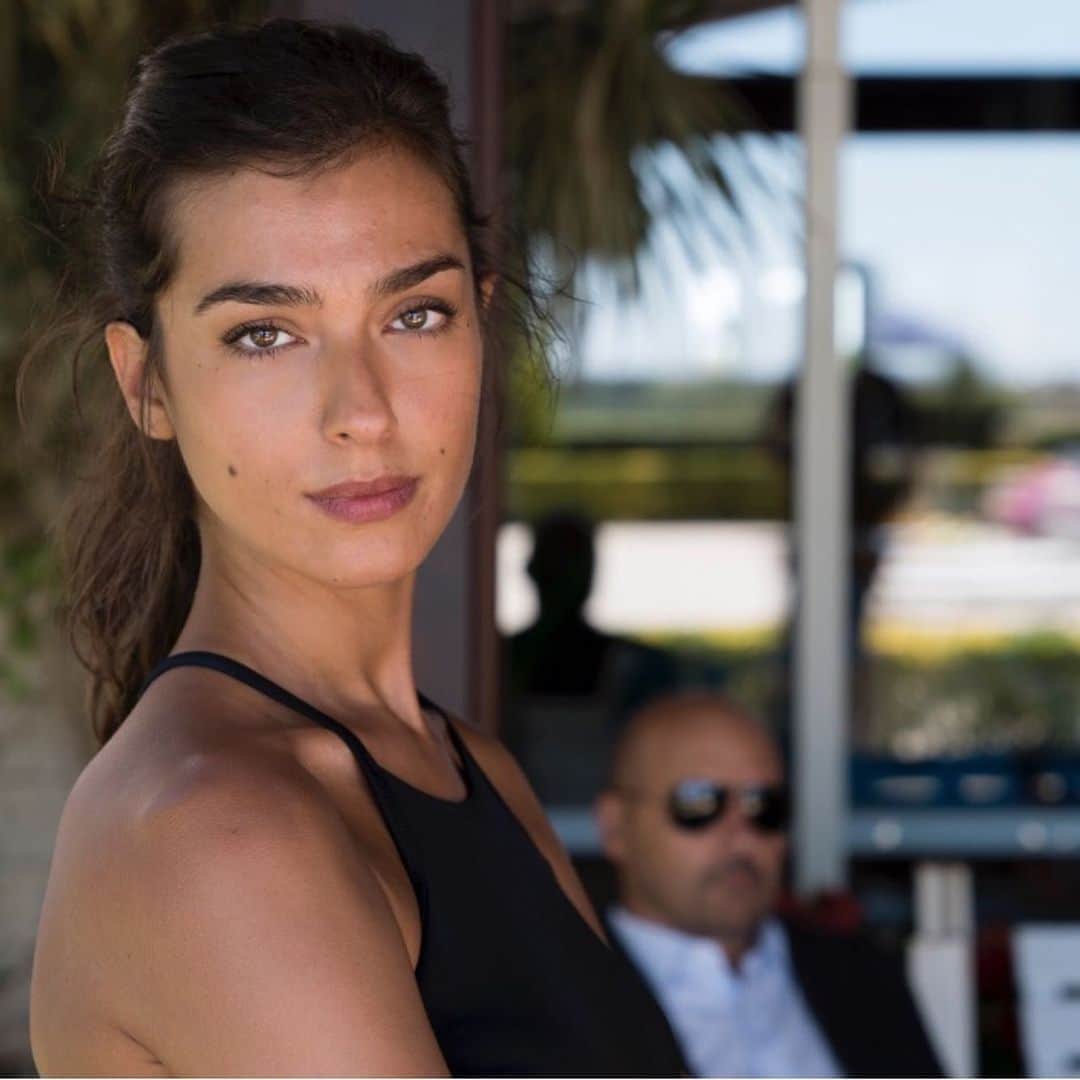 Stella Egittoのインスタグラム：「Chissà che avresti detto, Maestro Camilleri, di questo strano 2020 che hai preferito lasciare andare .  Chissà come lo avresti diretto Alberto questo tempo, che non sarebbe potuto essere il tempo con cui scandivi la tua favola di Licata, sospeso e magico. Mai come in questo tempo abbiamo bisogno di “AMORE”, e questa sera su Rai 1 torniamo a ripercorrerlo in questo episodio così come lo abbiamo costruito, che dico, ancora meglio.  Perché abbiamo bisogno di fare un salto oltre che inciampare su noi stessi, perché abbiamo bisogno di una favola che ci culli in un ricordo che profuma di futuro prospero.  Vi aspettiamo alle 21.25 su @rai1official di tutto cuore io, e sono sicura il resto della squadra bellissima .  ♥️ @volver.actor  @dicarlorella  @ep.suite19pr」