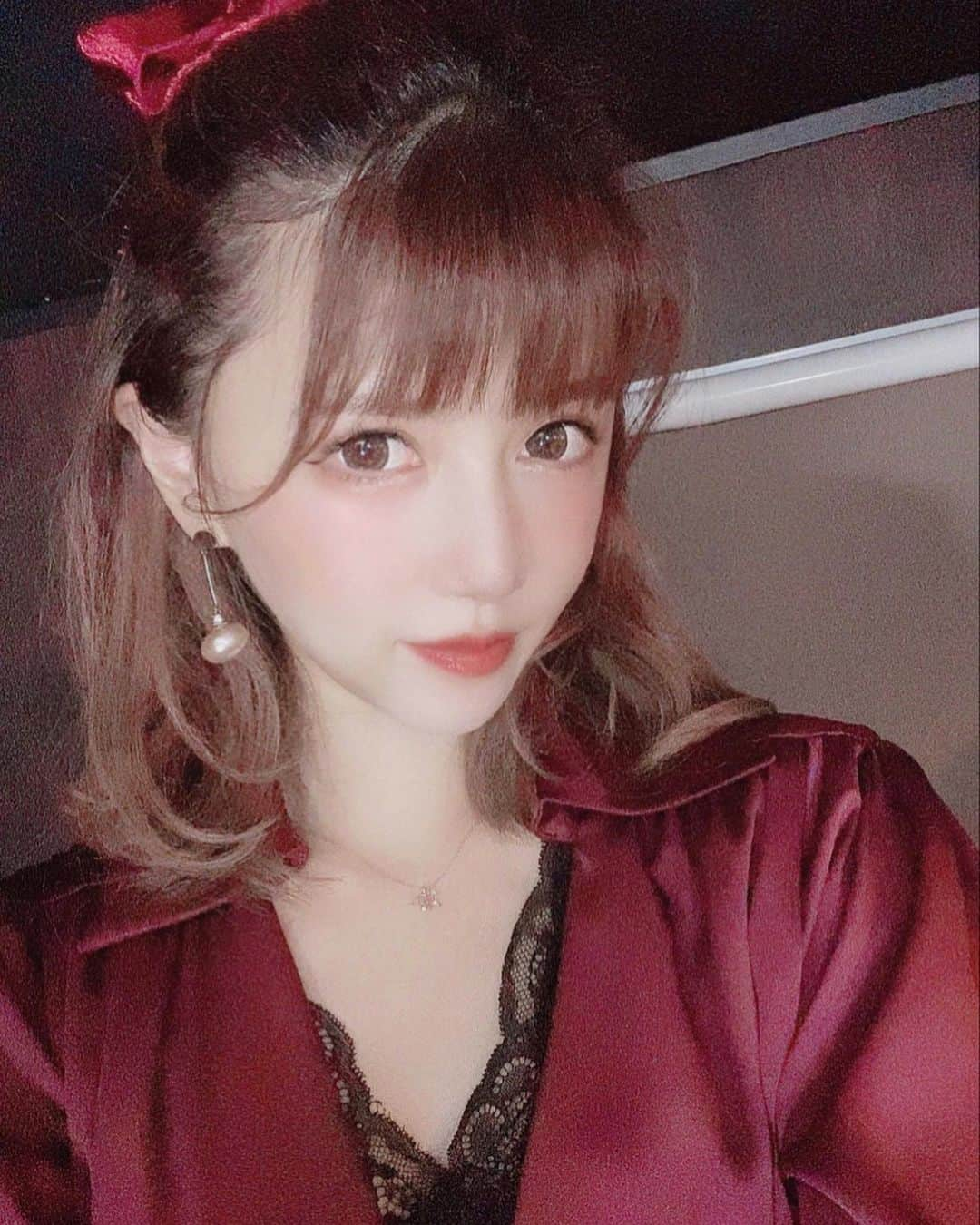 河西里音のインスタグラム：「大人Rion💋✨ さいくぅなLIVEでした♡♡ 今までのLIVEの中でも 5本指に入るくらい♡♡ 音が心地良すぎて 気持ち良すぎたぁぁあ❀(*´▽`*)❀ サポーターにWあすかちゃんで お届けしました(* ´ ˘ ` *)✨ 素敵過ぎたぁ♡♡幸せだったなぁ❤ ありがとう(*⃙⃘ˊ꒳​ˋ*⃙⃘)*ᵗᑋᵃᐢᵏ ᵞᵒᵘ ¨̮ ♡ 今回は紅葉をテーマにした 衣装にしたのに MCで話せなかったのが 心残り🥺。 唯一リハしたMCだったのにw ♡ 遊びに来てくれた Ryon's★のみんなありがとう♡♡ いつも幸せな気持ちにしてくれて ありがとう♡♡ #live  #北参道ｸﾞﾚｲﾌﾟｽ #autumn #music #red #adult #sexy #ありがとう出逢えた奇跡」