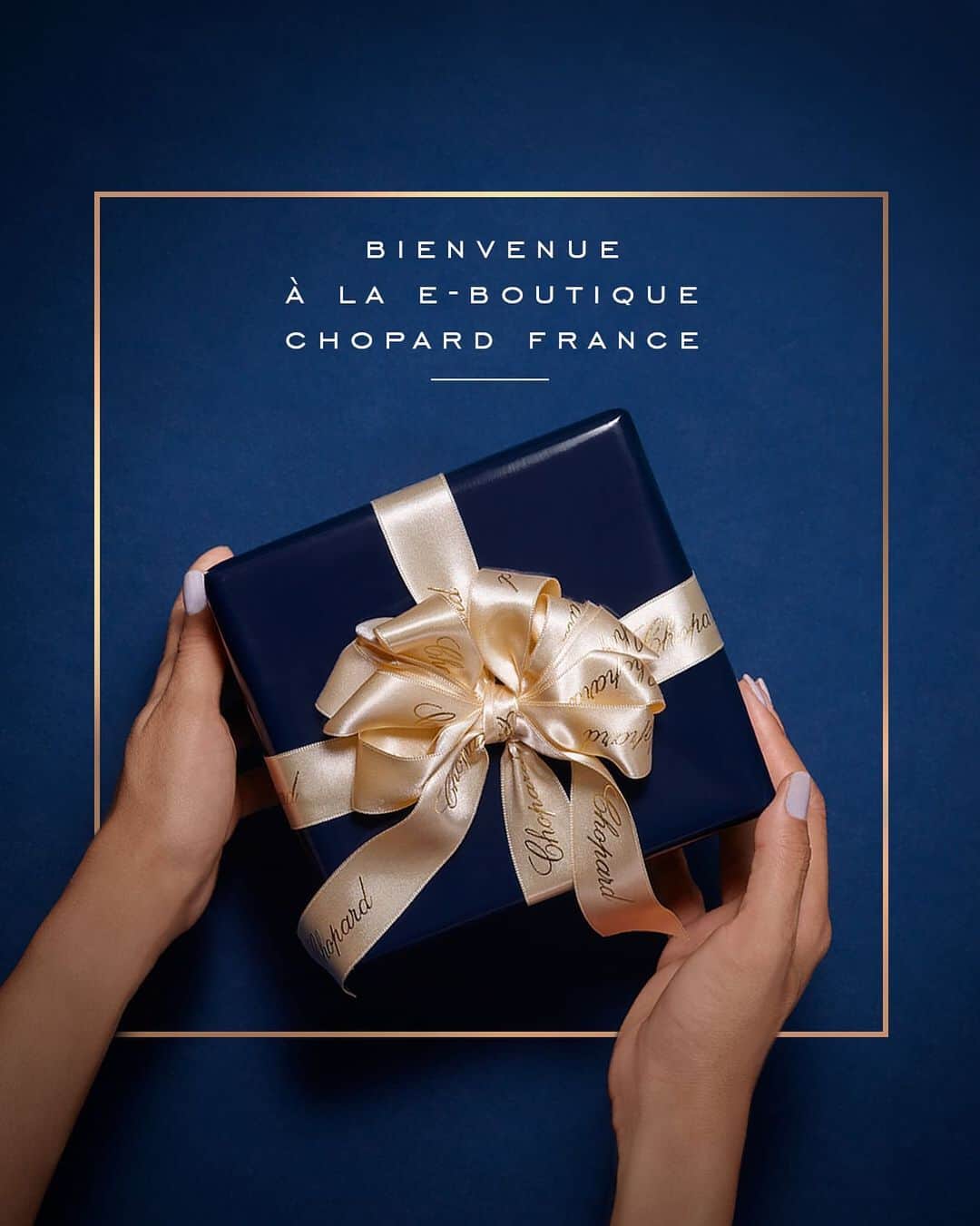 ショパールさんのインスタグラム写真 - (ショパールInstagram)「Bienvenue / Wilkommen. With the launch of our French 🇫🇷 and German 🇩🇪 e-boutiques your Chopard essentials are now delivered to your home. #ChopardGift」11月24日 22時36分 - chopard