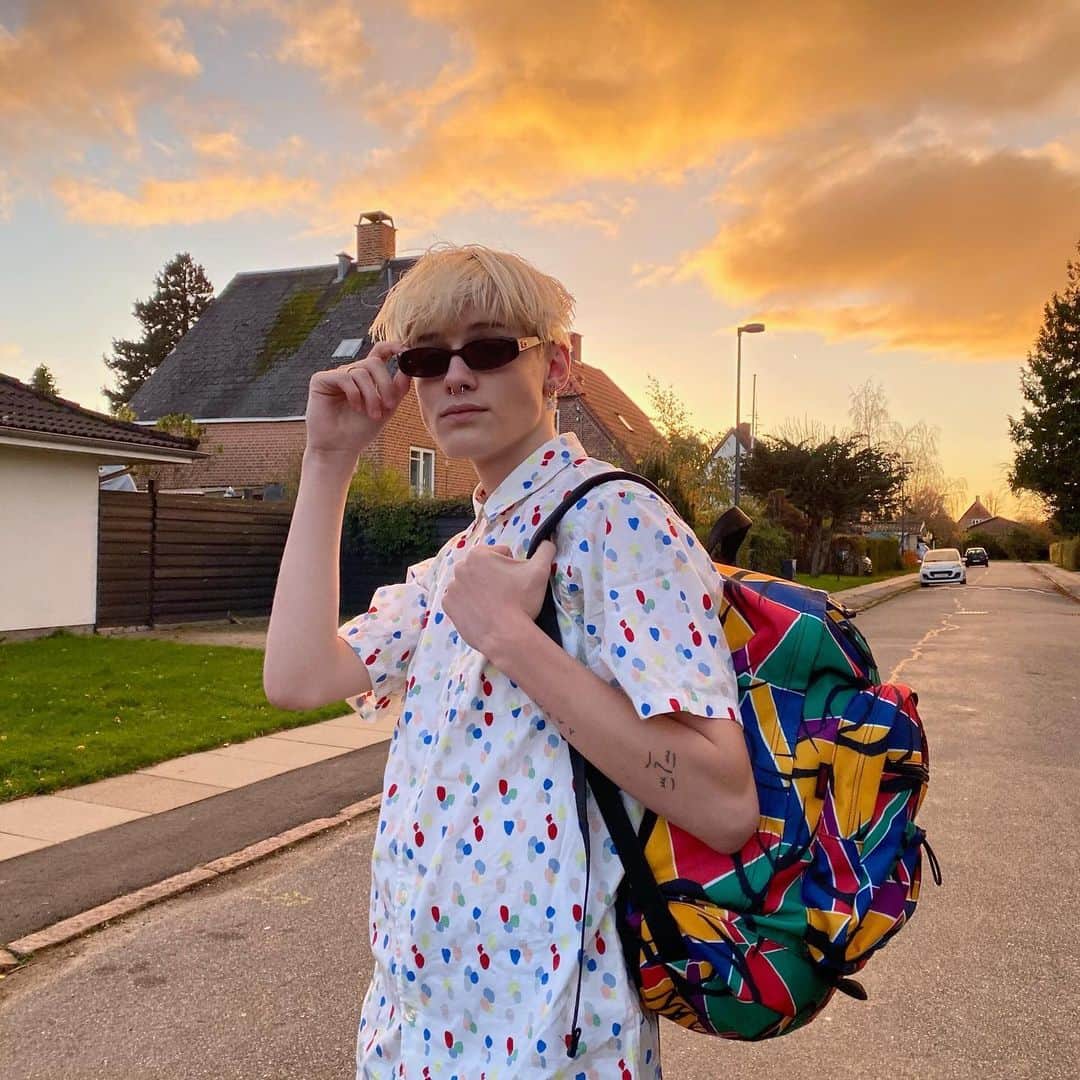 イーストパックのインスタグラム：「Throwback to the '80s with our retro collection with Netflix @strangerthingstv. @kvartsvensker carries our Sugarbush backpack in the STease 80s print, available online now  #EastpakxStrangerThings #80sstyle #eastpak #strangerthings #builttoresist」