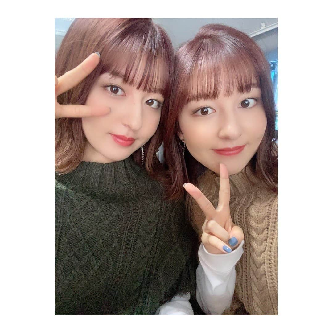 りかりこさんのインスタグラム写真 - (りかりこInstagram)「この後！22:54〜 フジテレビ『フィーチャーズ』 是非！絶対！見てね💓💓💓 そして、放送後少しインスタライブします☺︎ @featuresjp   #りかりこ#双子 #フィーチャーズ#フジテレビ #自撮り#双子コーデ#selfie#twins」11月24日 22時37分 - rikariko_official