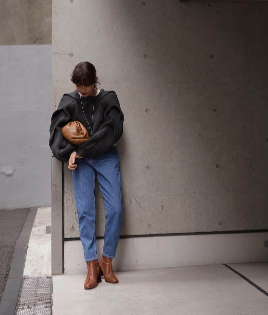 JUNNAのインスタグラム：「11月26日発売のニット  軽くて立体感のあるニット🧶  #オープンバックツイストスリーブニット  ケーブル編みで表現したボリュームスリーブが特徴のショート丈ニット。   通常とは異なる幅広の編み地で凹凸感を出し、動く度に袖シルエットの変化を楽しめる１着。  非常に軽いポリエステル糸にリリヤーン加工を施した素材を使用してふっくらながら驚くほど軽い着心地が魅力です✨  【新作発売スケジュール】 📍ルミネ新宿店　毎週木曜日 📌ETRÉ TOKYO  毎週木曜日19:00 📌ZOZOTOWN  毎週金曜12:00 📌ELLESHOP  毎週土曜19:30  #2020ETRE_AW  #冬#冬服 #ニット#ニットコーデ #デニムコーデ #etretokyo#156cm#大人カジュアル#ベージュ#ホワイト #カジュアル#YouTube#デニム#bottegaveneta」