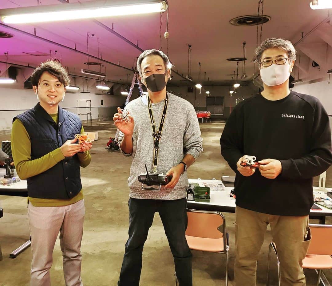 飯田嘉太のインスタグラム：「🐝 今日の特集で放送したドローンレース練習場✨ 廃工場を大島さんと羽咋ドローンズの皆さんが 地域活性化も目指して作り替えました☺️ ・ ・ 皆さんが普通に飛ばしていたトイドローンは やはり操縦が難しく🙅🆖 (空中で滞空するホバリングも自分で操作します😂) ・ ・ 初心者が練習できるよう スマホで簡単操作の自動ホバリング搭載のトイドローンや パソコンのシュミレーションソフトも😲 (自動車教習所を思い出しました🚘笑) ・ ・ ドローンレースの発信地になると嬉しいです😌  #石川テレビ #石川さん #livenews #ニュース #news #特集 #ドローンレース #ドローン #drone #race #トイドローン #toydrone #シュミレーション #中能登町 #工場 #羽咋ドローンズ #アナウンサー #飯田嘉太」