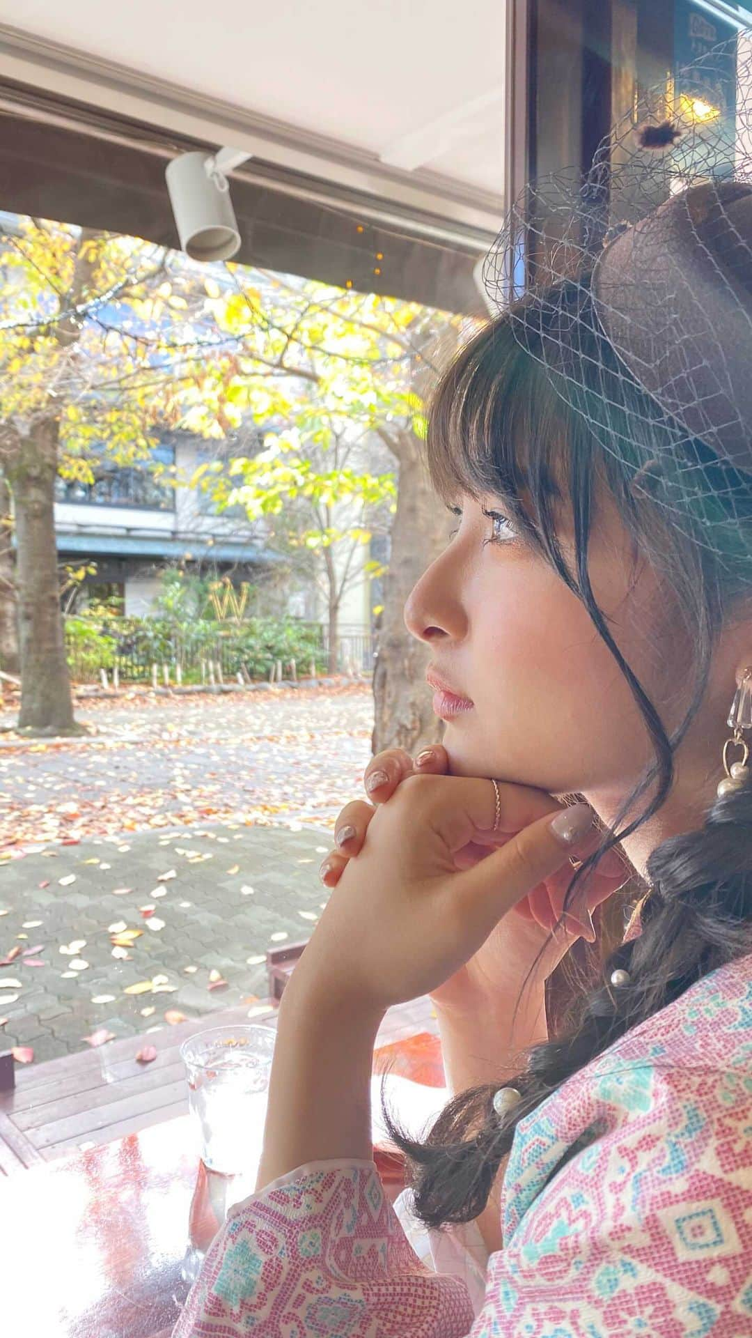 牧内莉亜のインスタグラム：「🤍🧡 秋も終わりかな〜〜〜 紅葉と私🍁笑」