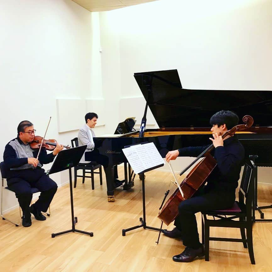 金子三勇士さんのインスタグラム写真 - (金子三勇士Instagram)「Rehearsing Beethoven Symphony No.2 piano trio vers. with #MasayukiKino and #YukiIto at #TokyoCollegeofMusic #Beethoven #Symphony #pianotrio #piano #violin #cello #木野雅之 #伊藤悠貴 #金子三勇士 #ベートーヴェン #交響曲 #ピアノトリオ #ピアノ #ヴァイオリン #チェロ」11月24日 22時43分 - miyujikaneko_official