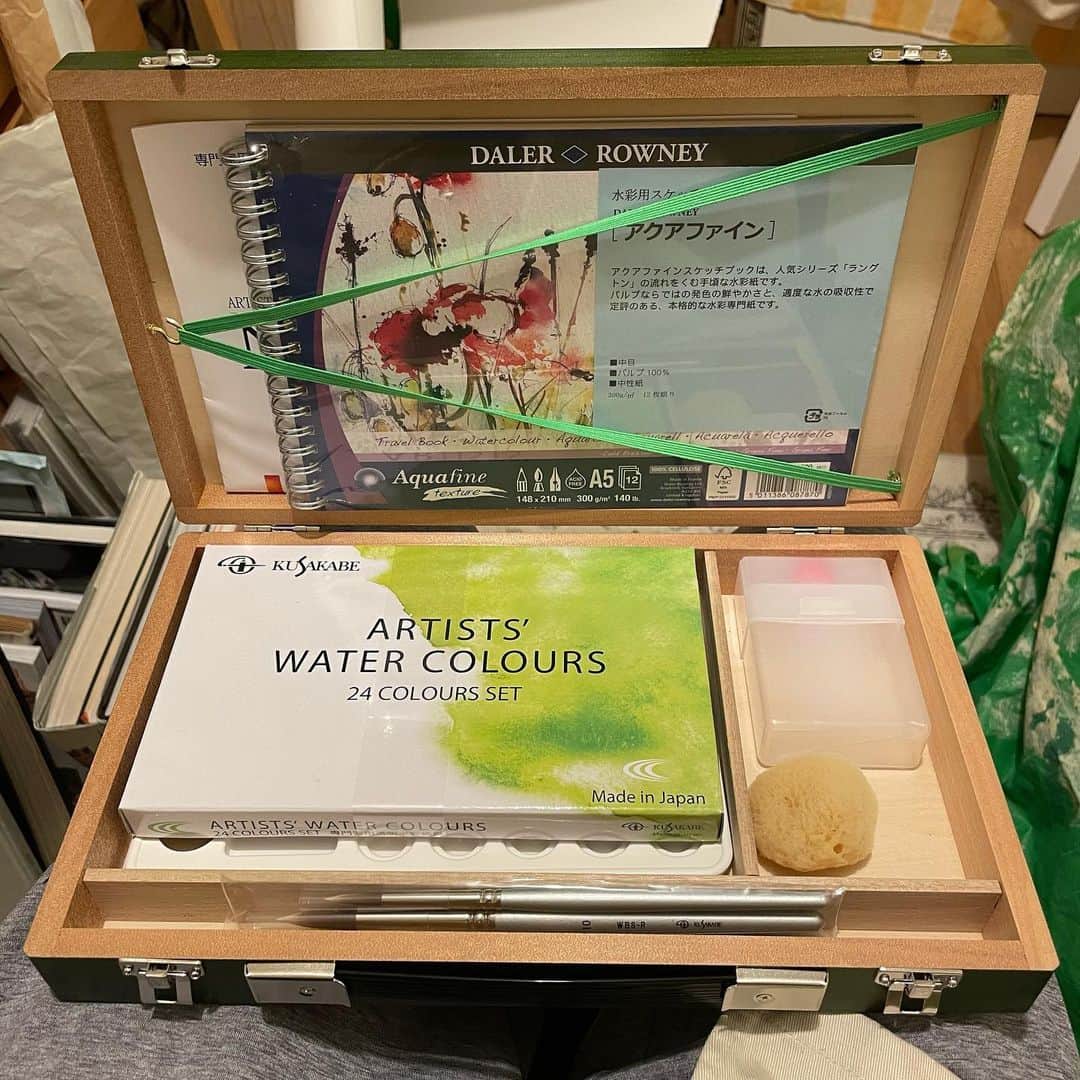 浅野忠信のインスタグラム：「ありがとうございます！ ルシードでお世話になってるマンダムさんから素敵なバースデープレゼントいただきました！ 水彩絵具セット！ 嬉しいです!(^o^)!」