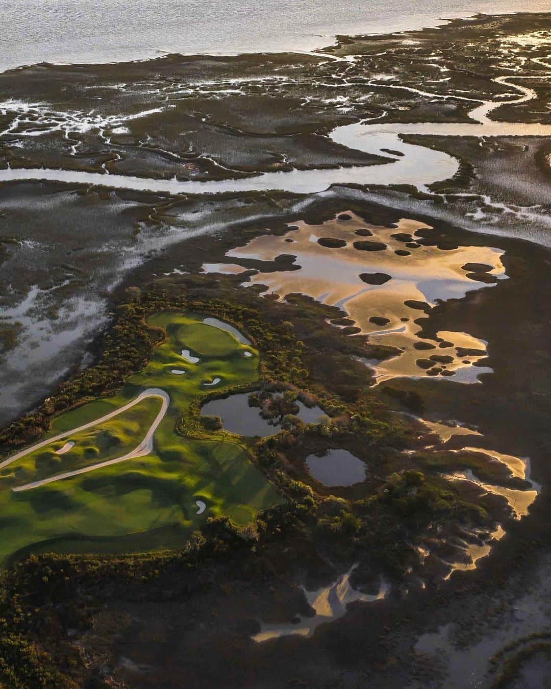 HYPEBEASTさんのインスタグラム写真 - (HYPEBEASTInstagram)「@hypegolf: Here’s a view of the @colletonriver, one of South Carolina’s most prestigious, waterfront golf communities with a private peninsula. Tag a friend that would slice their ball into the water.⁠ Photo: @pjkoenig」11月24日 22時45分 - hypebeast