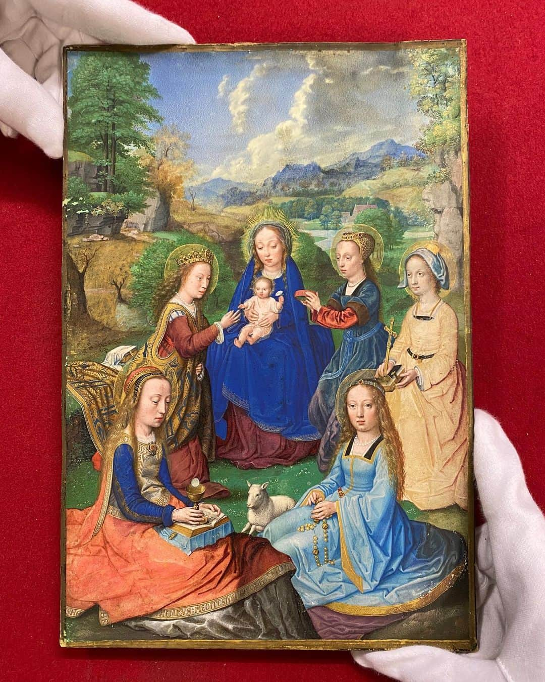 サザビーズさんのインスタグラム写真 - (サザビーズInstagram)「This exceptionally fine miniature has not been seen by art historians for more than a century. Painted by Simon Bening (1483-1561), who is known as "the greatest master of the art of illumination in all of Europe", the luminous panel depicts the Virgin Mary surrounded by saints.   Unpublished, except for a German auction catalogue in 1911, the long-lost Flemish illumination has now emerged as part of our 'Music, Continental Books and Medieval Manuscripts' online sale, open for bidding now until 1 December. Link in bio for more.  #SothebysBooks #MedievalManuscripts #Bibliophile #FlemishPainting #SimonBening #Illumination」11月24日 22時58分 - sothebys