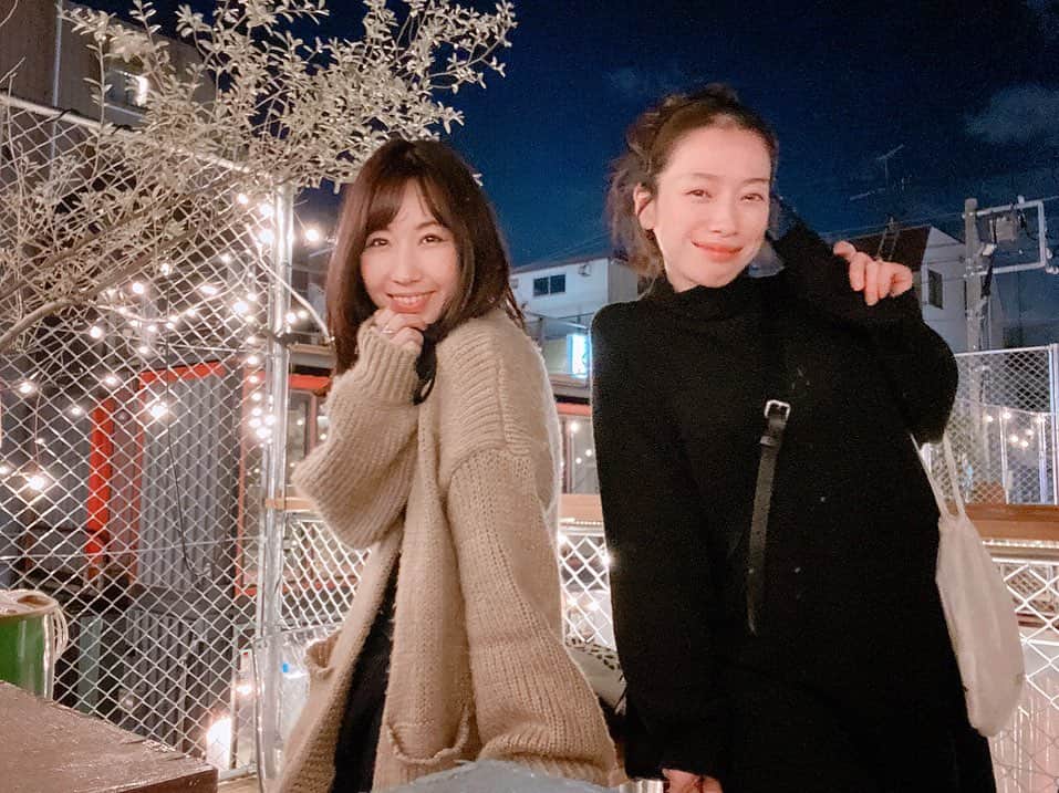 崎本ゆかりのインスタグラム：「🌿 たくさんの笑顔が溢れる場所 @craftvillagenishikoyama お昼もいいけど 夜が本当に素敵！！！ 2F席が特に特にお気に入り🏕 ⚫︎Craft ⚪︎Sustainable ⚫︎Community お友達やカップル、家族連れも多く 中にはワンちゃんまで..🐕‍🦺♫*  私たちが居るのは 28日(土)11:00〜20:00 29日(日)12:00〜19:00 です☻ (施設は23時まで営業しています)  駅から徒歩1分以内🚶‍♀️🚶‍♂️ ふらっと気軽に遊びに来てくださいね♡ #craftvillagenishikoyama#terrace#fun#popupshop#accessory#handmade#c_case#c_case_official#information #クラフトビレッジ西小山#ポップアップストア#打ち合わせ#お知らせ」