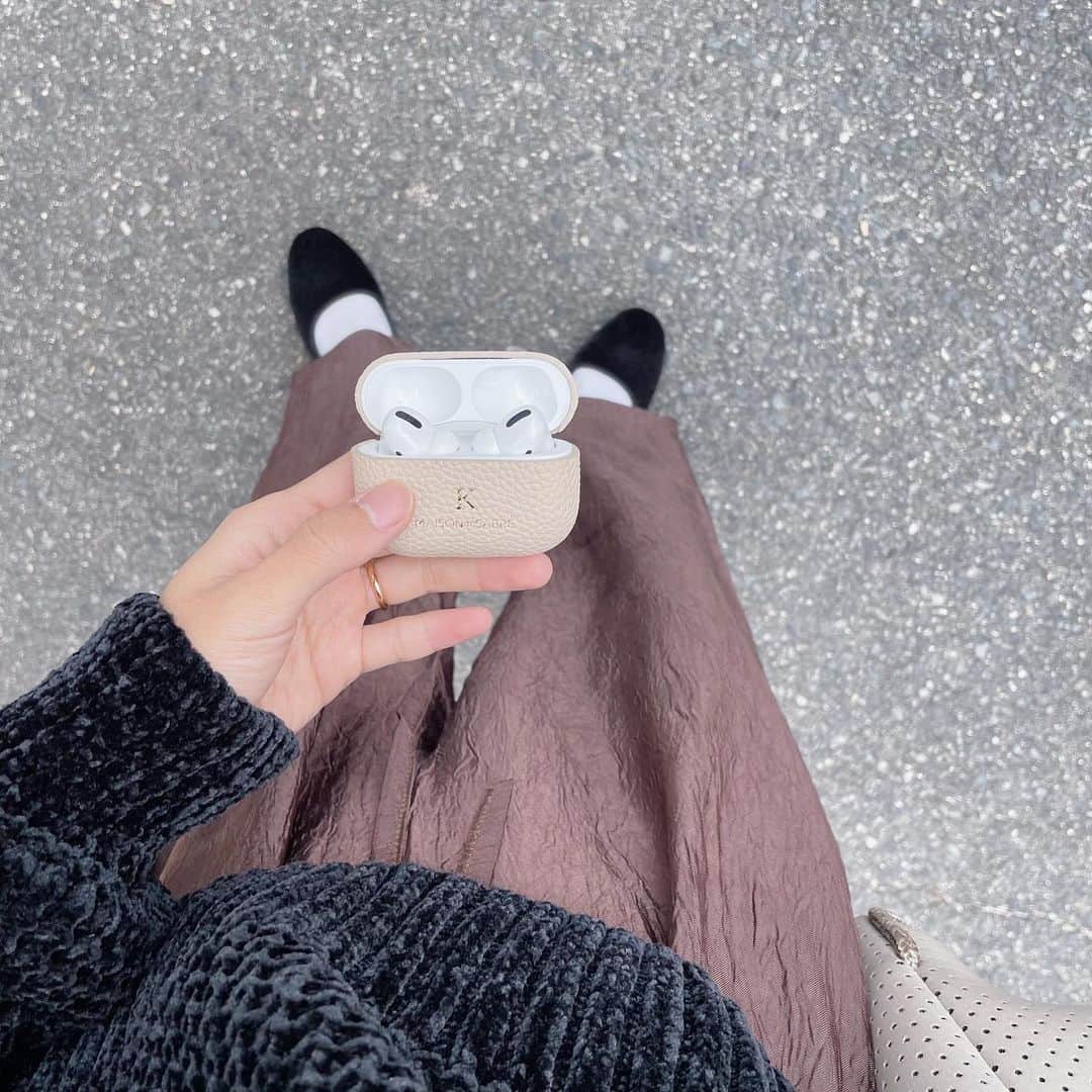 のインスタグラム：「ひとりじかんの最近のお供🐼 @maisondesabre のケースが 可愛すぎるよ、、、🌕 . #メゾンドサブレ#makeyourmark#airpods#airpodspro#airpodsproケース#airpodsケース」