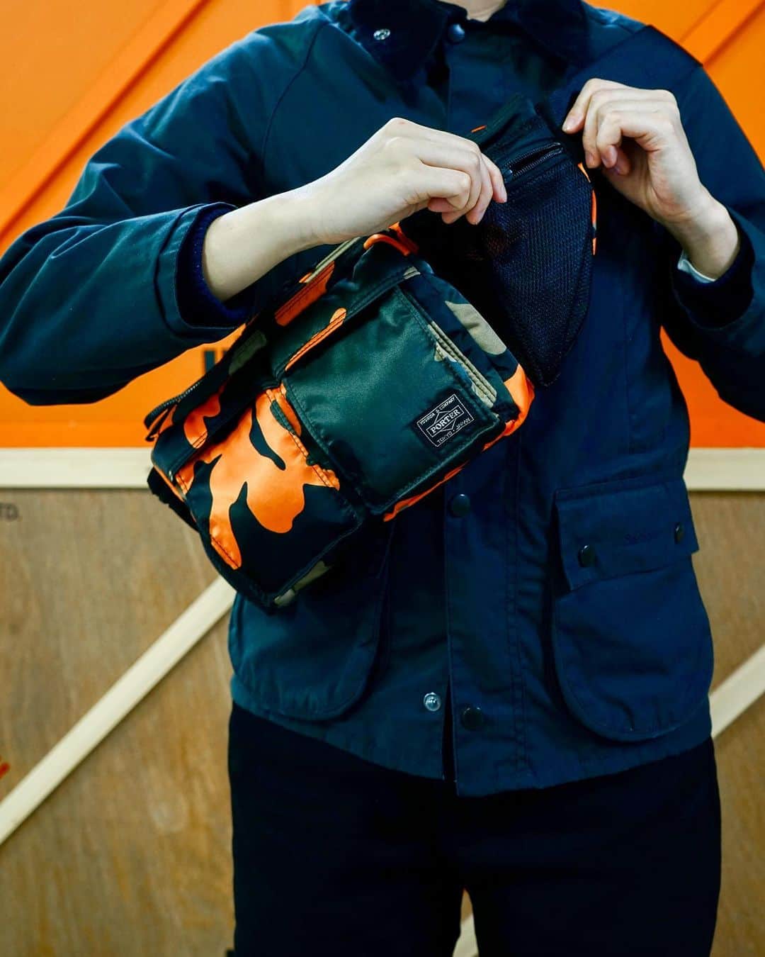 のインスタグラム：「.﻿ SHOP ORIGINAL﻿ PS CAMO﻿ ﻿ ウッドランドパターンのカモフラージュ柄に、ビビットなオレンジカラーを取り入れたPORTER STANDオリジナルシリーズ。﻿ ﻿ 薄マチでありながら、細かな収納ポケットを多数装備した機能性の高さも特徴です。﻿ ﻿ WAIST BAG﻿ No.384-05757﻿ ￥20,000+tax﻿ W480/H170mm﻿ ﻿ #yoshidakaban #porter #luggagelabel #madeinjapan #japan #porterstand #shinagawa #tokyo #kyoto #ps #camo #waistbag #limited #exclusive #吉田カバン #ポーター #ポータースタンド #品川 #東京 #京都 #限定 #ウエストバッグ」