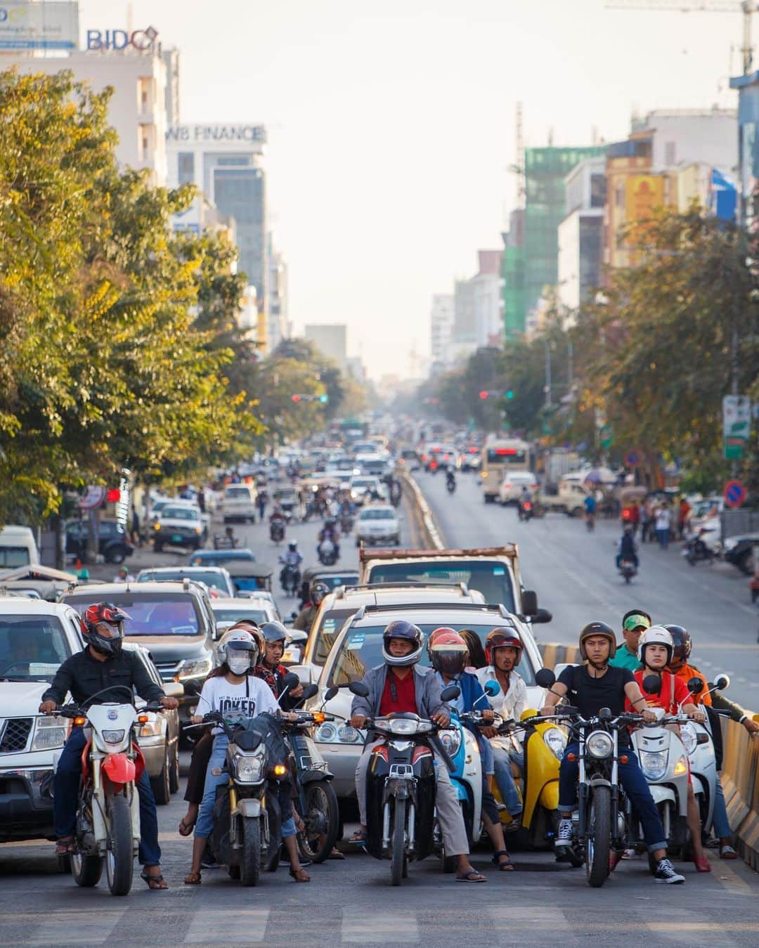 Shunsuke Miyatakeのインスタグラム：「Traffic at golden hour, Phnom Penh, Cambodia」