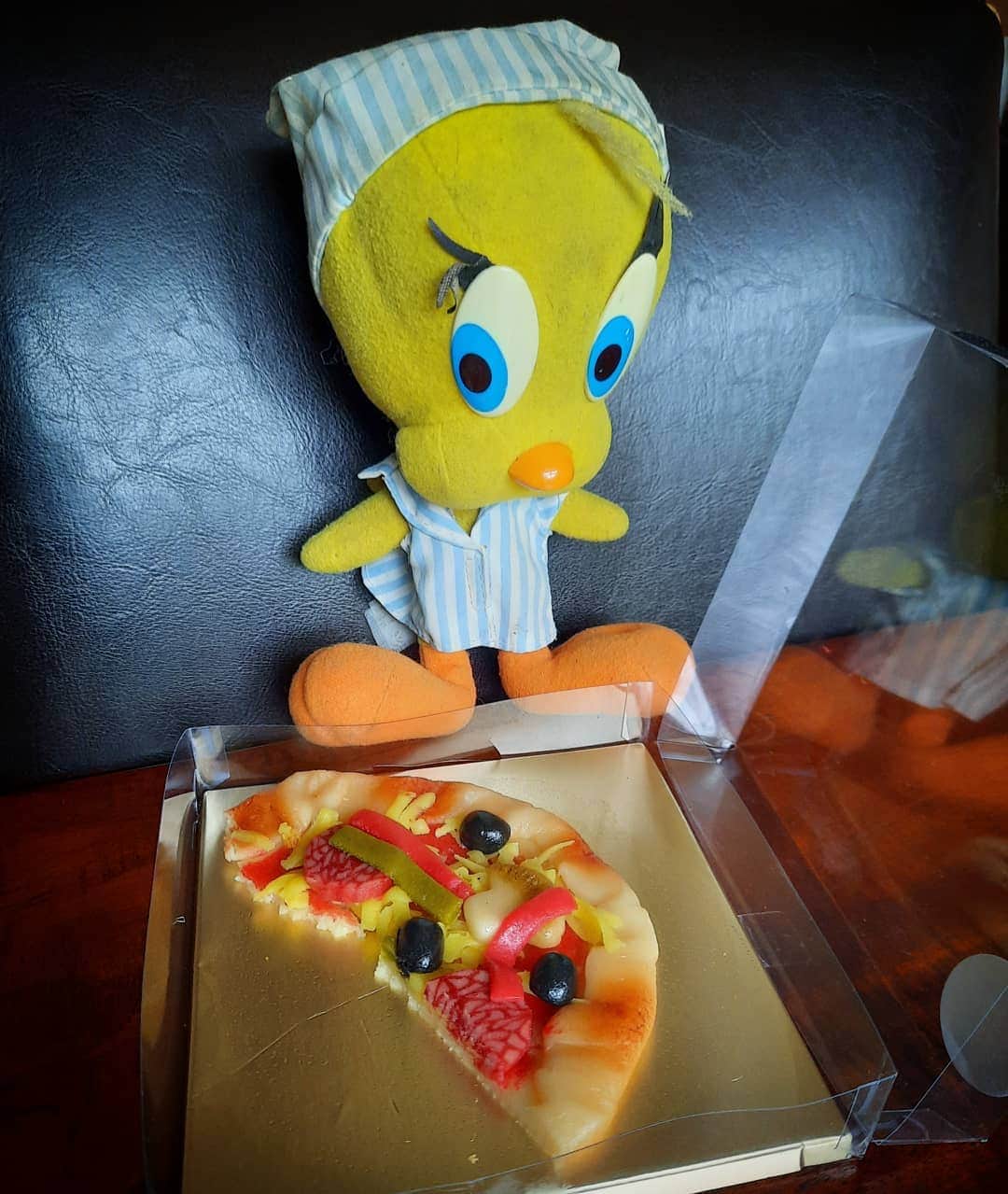 Little Yellow Birdさんのインスタグラム写真 - (Little Yellow BirdInstagram)「This week I bring pizza to #honeygroveteapartytuesday...a marzipan pizza!! Sinterklaas is approaching so it's marzipan time! #littleyellowbird #tweety #tweetykweelapis #adventures #yellow #bird #tuesday #marzipan #marsepein #pizza #sweet #sweettreat #sinterklaas #snoepgoed #stuffedanimalsofinstagram #plushiesofinstagram」11月24日 23時08分 - tweetykweelapis