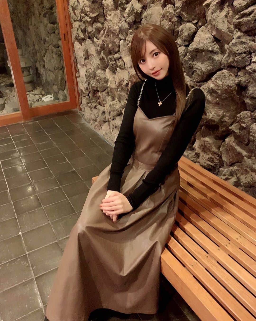 愛川みれいさんのインスタグラム写真 - (愛川みれいInstagram)「おでかけ❤️ @emiriawiz_official のレザーワンピ着たよ❤️ 上品で可愛いからお気に入りです💋  #ファッション#fashion#レザーワンピ #上品#レディース#エミリアヴィズ#emiriawiz #おでかけ#旅行#温泉旅行#慰安旅行#露天風呂 #毎日幸せ#happyday#週一キャバ嬢#愛川みれい」11月24日 23時08分 - mirei.aikawa