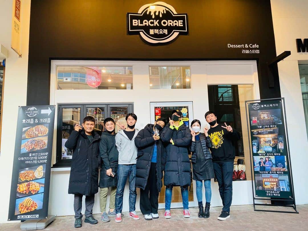 チョ・ハンソンのインスタグラム：「최고의 디저트카페 블랙오래!! 너무 맛있어서 깜짝 놀랬지뭐야~!! 특히 커피와 와플.. 그리고 레몬에이드..👍👍맛있게 잘 먹었습니다~! #블랙오래 #blackorae #디저트 #촬영장간식」