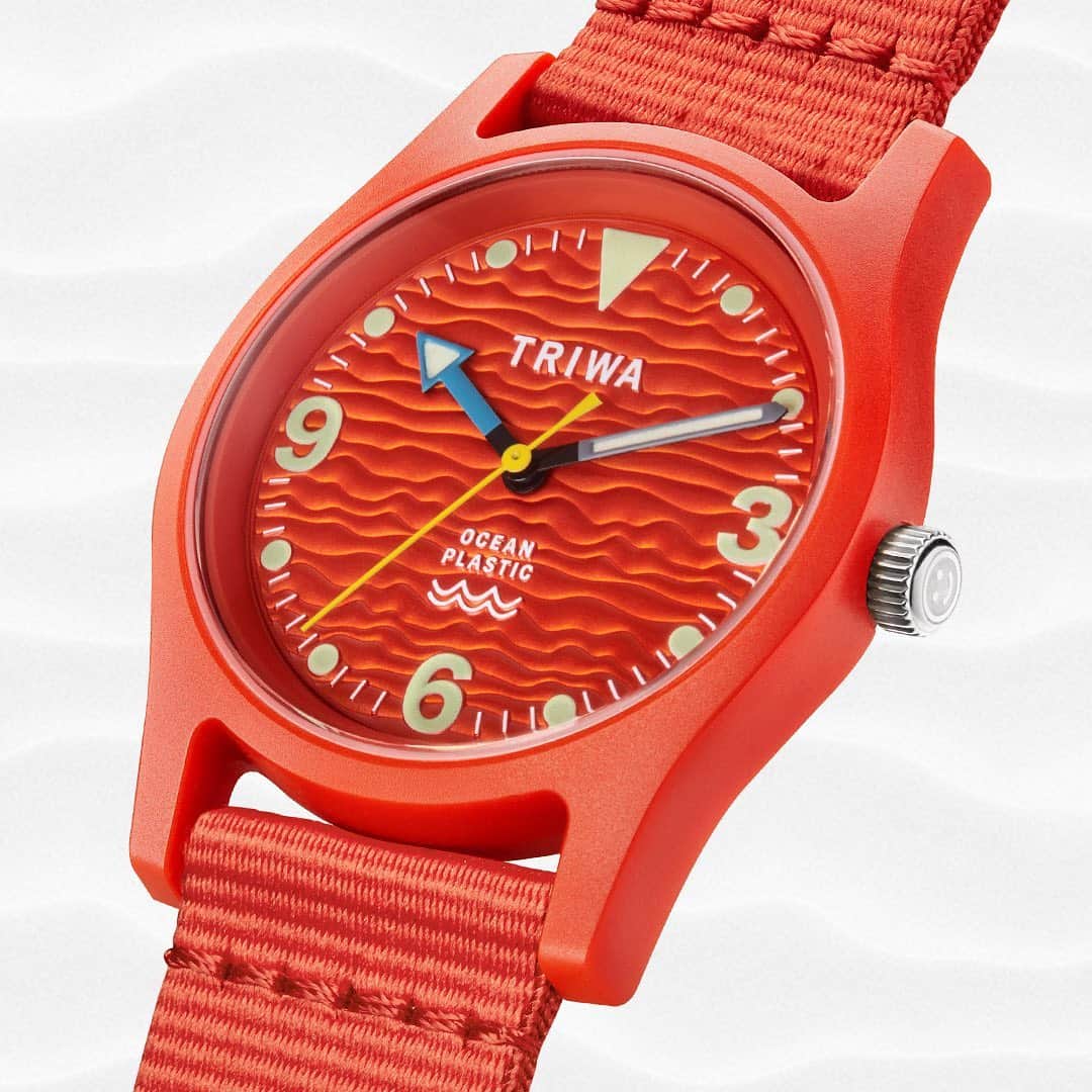 TRIWAさんのインスタグラム写真 - (TRIWAInstagram)「Coral is ✨BACK ✨and on 30% off. Like everything else on our website right now 👀⠀⠀⠀⠀⠀⠀⠀⠀⠀ #blackweek #blackfriday #watch #watches #design #timepiece #accessories #blackfriday2020 #menswatch #womenswatch #recycledplastic #ocean #watch #watches #accessory #recycle #ethical #ethicalfashion #sustainability #sustainable #beach #surf #waves」11月24日 23時06分 - triwa