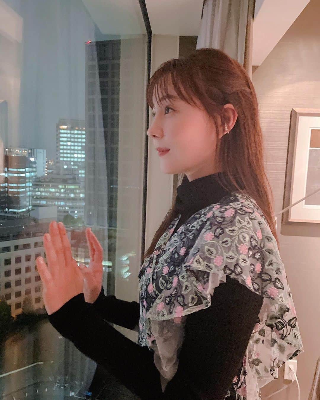 トリンドル玲奈さんのインスタグラム写真 - (トリンドル玲奈Instagram)「とある撮影にて🤫 夜景が綺麗でしたー✨☺️」11月24日 23時17分 - toritori0123