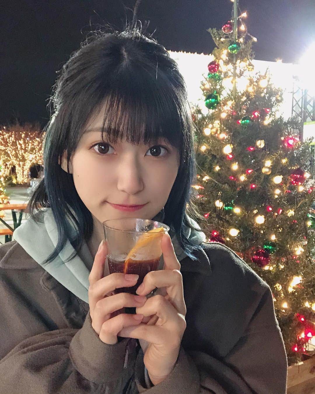 朝日花奈のインスタグラム：「もう、街はクリスマスだね〜🐿  29日は空けといてね( ᵒ̴̶̷᷄꒳ᵒ̴̶̷᷅ )♡ #ラストアイドル #クリスマス #クリスマスツリー」