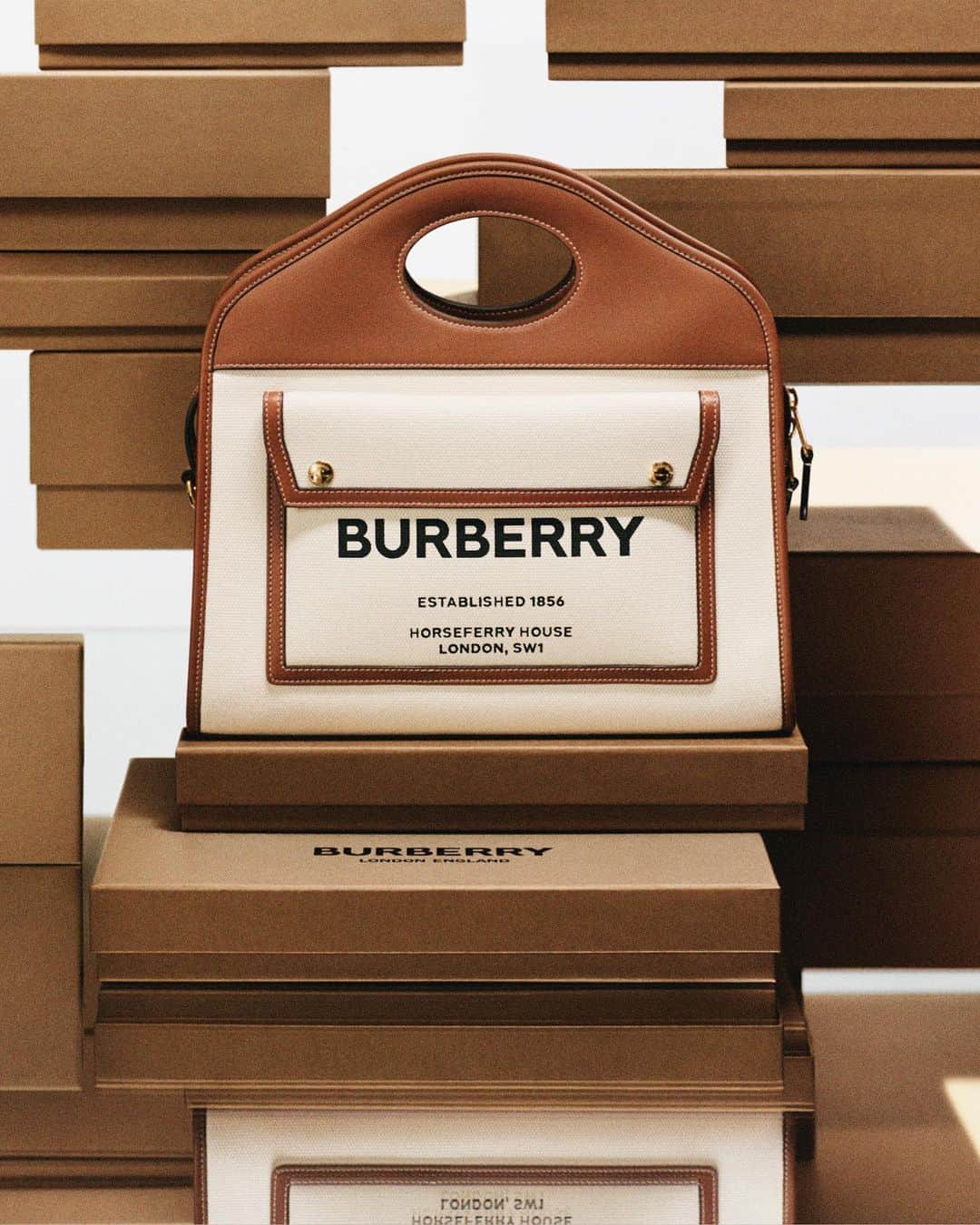 Burberryさんのインスタグラム写真 - (BurberryInstagram)「#ThePocketBag #BurberryFestive」11月24日 23時09分 - burberry
