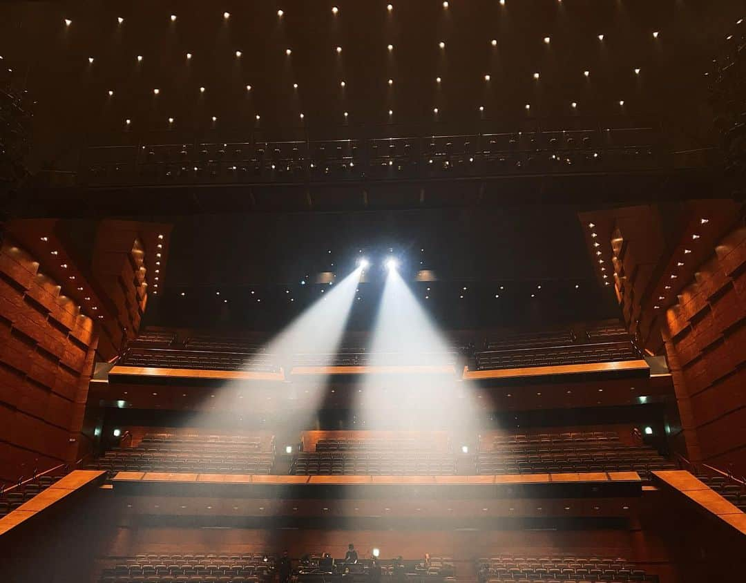 相知明日香さんのインスタグラム写真 - (相知明日香Instagram)「🧡🧡🧡 . 昨日は 東京国際フォーラムホールCにて やなわらばーさんラストライブ 〜２０年分のありがとうを込めて〜 バンドメンバーで乗せていただいておりました🙏🏻🎻 . . やなわらばーさんは同じ事務所の先輩で、私がまだ入ったばかりで社長や数名の社員さんしか知り合いがいなかった頃、初めて仲良くさせていただいた大切なアーティストの先輩です🙏🏻 . 石垣島ご出身のゆうさんとりおさんは 私が持ち合わせていないようなハイパー級のおおらかさと、平和さと、癒しと、優しさを持ち合わせたおふたりで、おふたりがいらっしゃる現場には不思議と沖縄の風が流れて、笑いの渦も現れて笑、おふたりが奏でる音楽にはあたたかい感動が詰まっています🥺 . アルバム「うりずんの歌」や夏のツアー、そして昨日。 やなわらばーさんと一緒に音楽を奏でられたのは、約２年という短い時間でしたが、その間には忘れられないレコーディングやステージがたくさんあります！ . そして昨日のラストライブ。 最後を見守るべく、朝からいらしてた社長や、代表やたっくさんのスタッフさん。そしてファンの皆様。愛に溢れた空間に、私まで感動をいただきました。🥺 . おふたりの背中越しの景色、忘れません😌 . １枚目は社長が撮ってくださった写真👸🏼💖 そして最後の写真は、リハーサルの時の照明なんだけど これからの、それぞれの道を照らすような光だったので撮ってみました☺️🌟 . . ゆうさん、りおさんに、 出逢えて幸せです🥰🥰🥰 ２０年間、本当にお疲れ様でした🙏🏻🧡🧡 そしてこれからも、よろしくお願い致します☺️💕 . . . #まだ打ち上げが残ってるんですけどね☺️ #皆打ち上げも本気なので別日です😏 . #やなわらばー　さん @aizatorio_yanawaraba  @yanawaraba_ishigakiyu  . #ラストライブ #国際フォーラム #nomusicnolife #stage #spotlight #musicianslife #concert #live #love」11月24日 23時10分 - asukalohappy