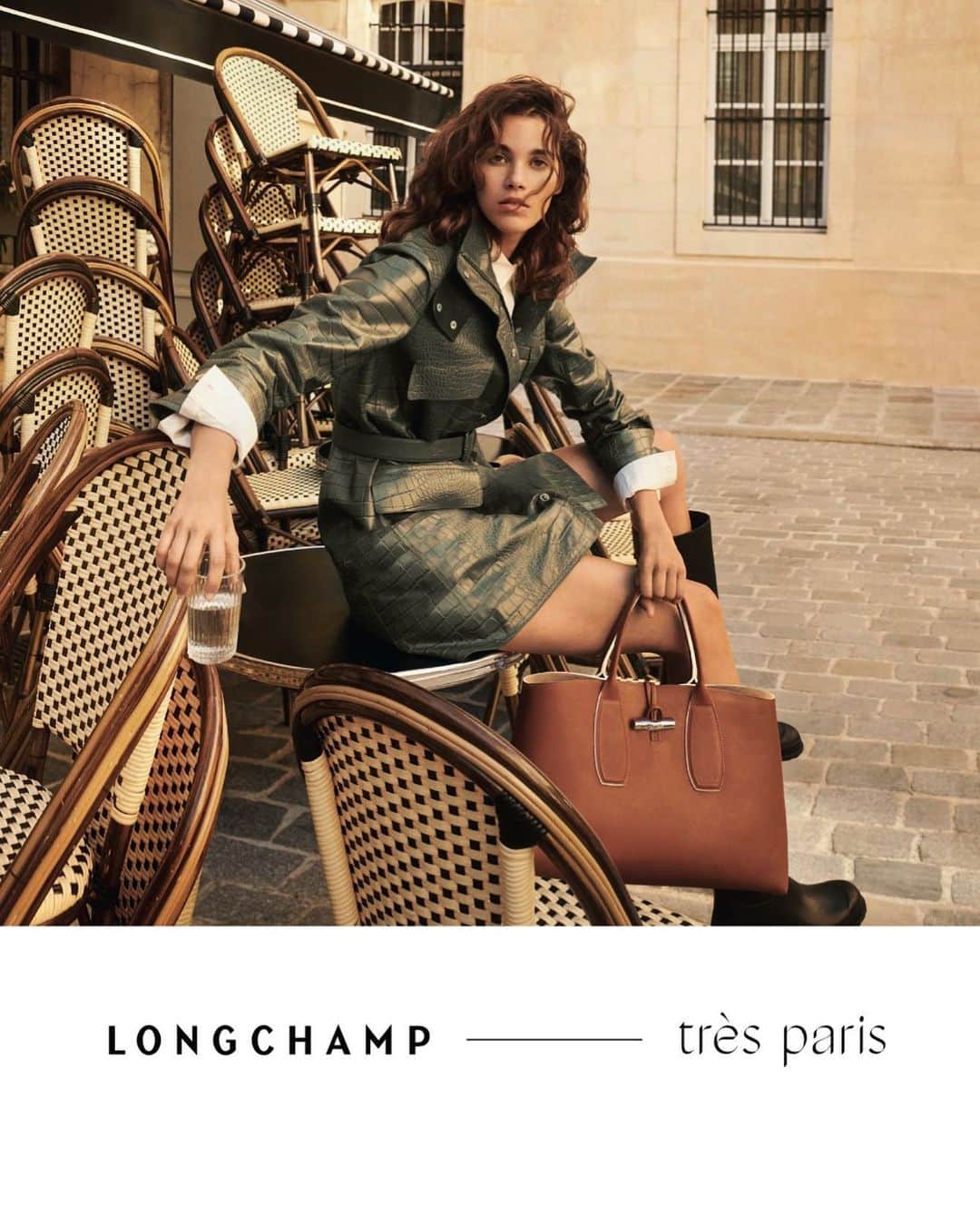 ポーリーヌ・オアロのインスタグラム：「Desperately waiting for cafes to open.  Don’t mind me, I’ll just sit here. 😉 @longchamp   #LongchampTresParis #TresParis」