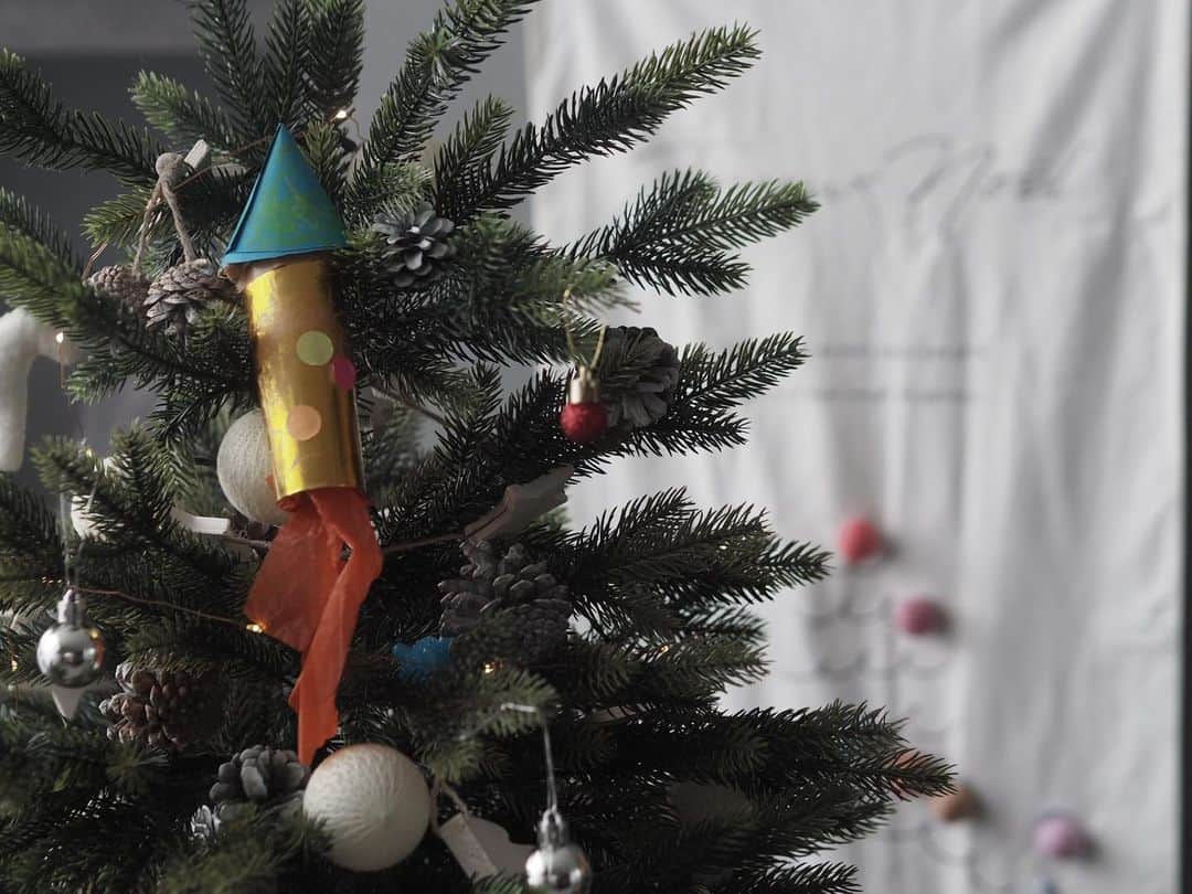 大橋菜央さんのインスタグラム写真 - (大橋菜央Instagram)「Mia’s hand made rocket stands out conspicuously though🎄  今のところ一番目立っているのは Miaの手づくりロケットのオーナメント😂🚀  #christmas #christmasdecor #クリスマスオーナメント #クリスマス飾り #クリスマスイブ #クリスマスの楽しみ」11月24日 23時26分 - naoliving