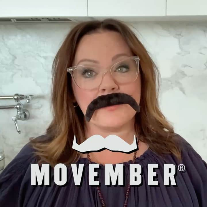 メリッサ・マッカーシーのインスタグラム：「Today is Day 15 of our #20DaysOfKindness 🥳 from the #SuperIntelligence family! Today we get to talk about @movember! The Movember movement is the leading charity changing the face of men’s health. Since 2003, Movember continues to fund groundbreaking projects all over the world, challenging the status quo and transforming the way health services reach and support men. By 2030, Movember aims to reduce the number of men dying prematurely by 25%. Whatever you can give at 20daysofKindness.com— a dollar, 50 cents, no amount is too small, remember — a little bit of love goes a long way. 💙 @hbomax」