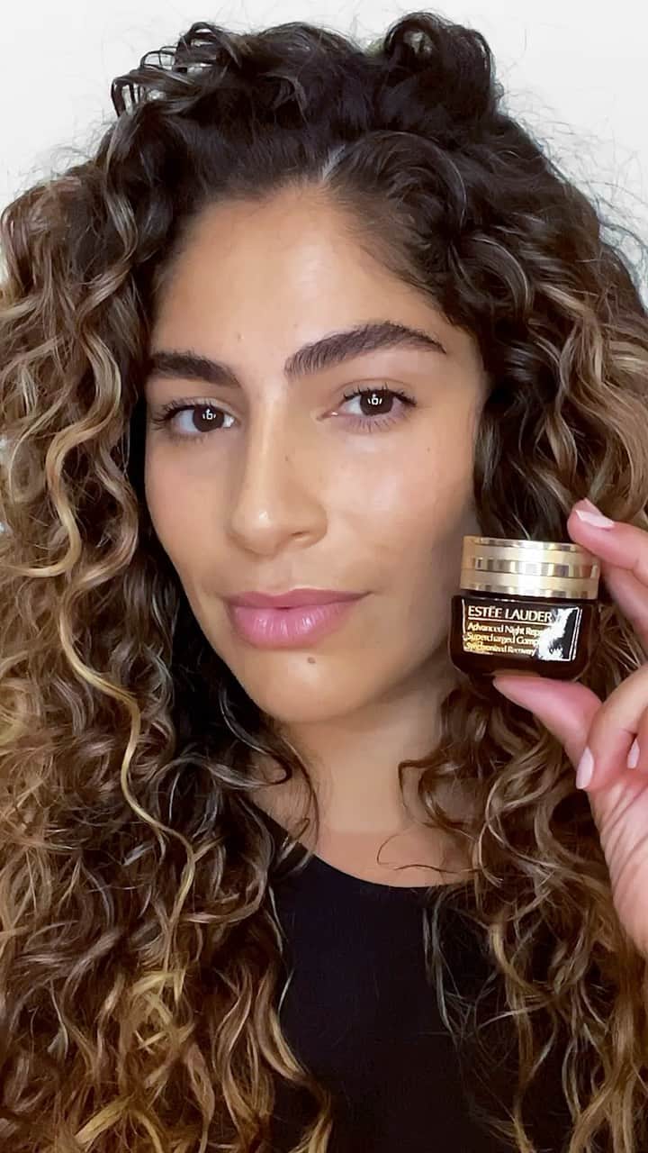 のインスタグラム：「Want repair at your fingertips? Try #AdvancedNightRepair Eye Supercharged Complex! #EsteeArtist @jocelyn_biga’s pro tip: just tap three small dabs under the eye in the AM & PM to clean skin around your eye area to brighten dark circles (in just 3 weeks!) and fight the visible effects of blue light at night. PLUS: ✨ Immediately after use, 90% of women said their eye area is left looking healthy and energized* ⁣  ⁣ Shop Jocelyn’s top pick: https://estee.cm/3lXLyHy⁣ ✨ After just 1 week 97% of women said their eye area is left feeling soft and supple* ⁣ ✨ After 4 weeks, 91% of women said lines around eyes appeared softened* ⁣ *Consumer testing on 258 women after using product for 4 weeks.」