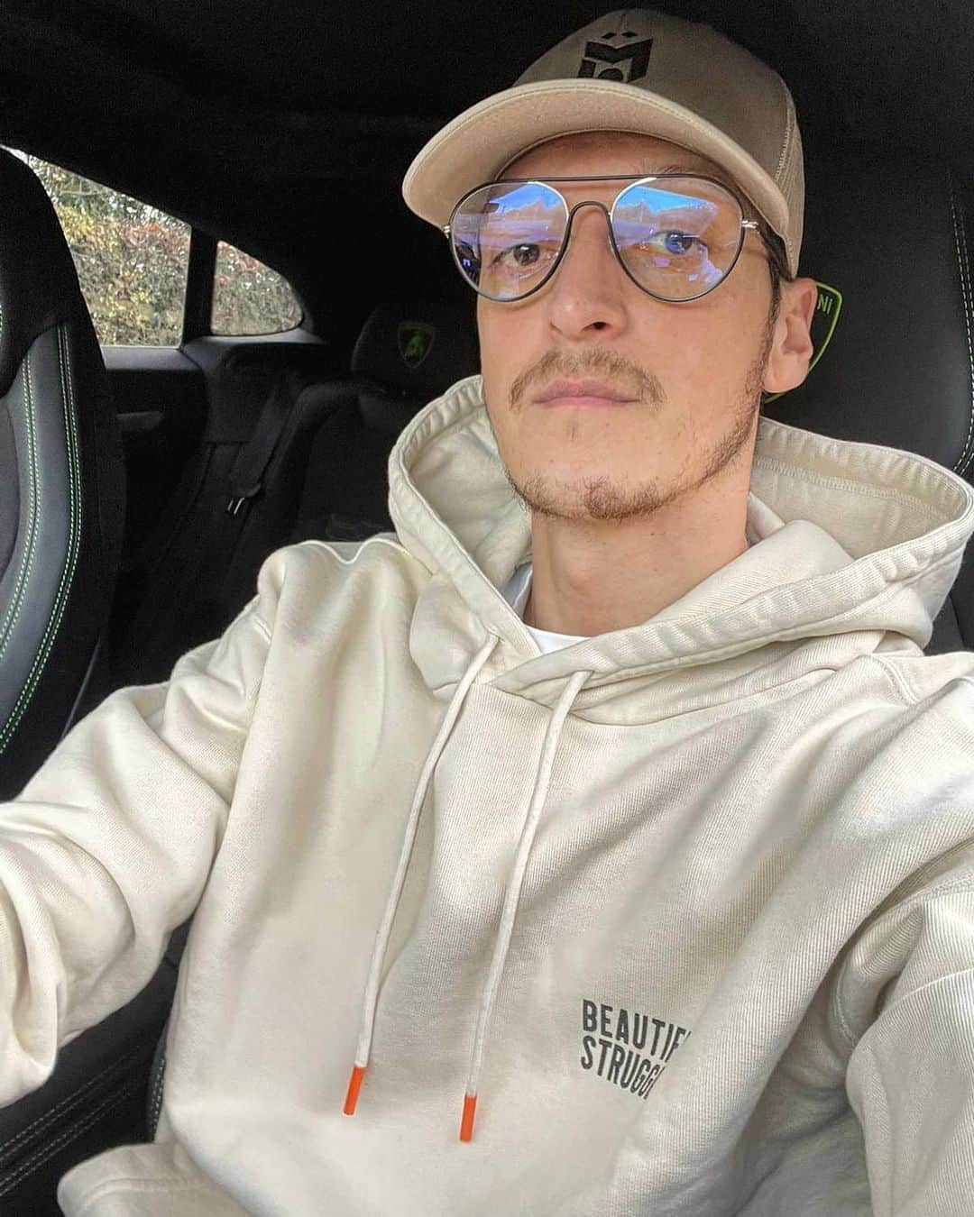 メスト・エジルのインスタグラム：「I hope you all have a good day. 🙏🏼 #staysafe #M1Ö」